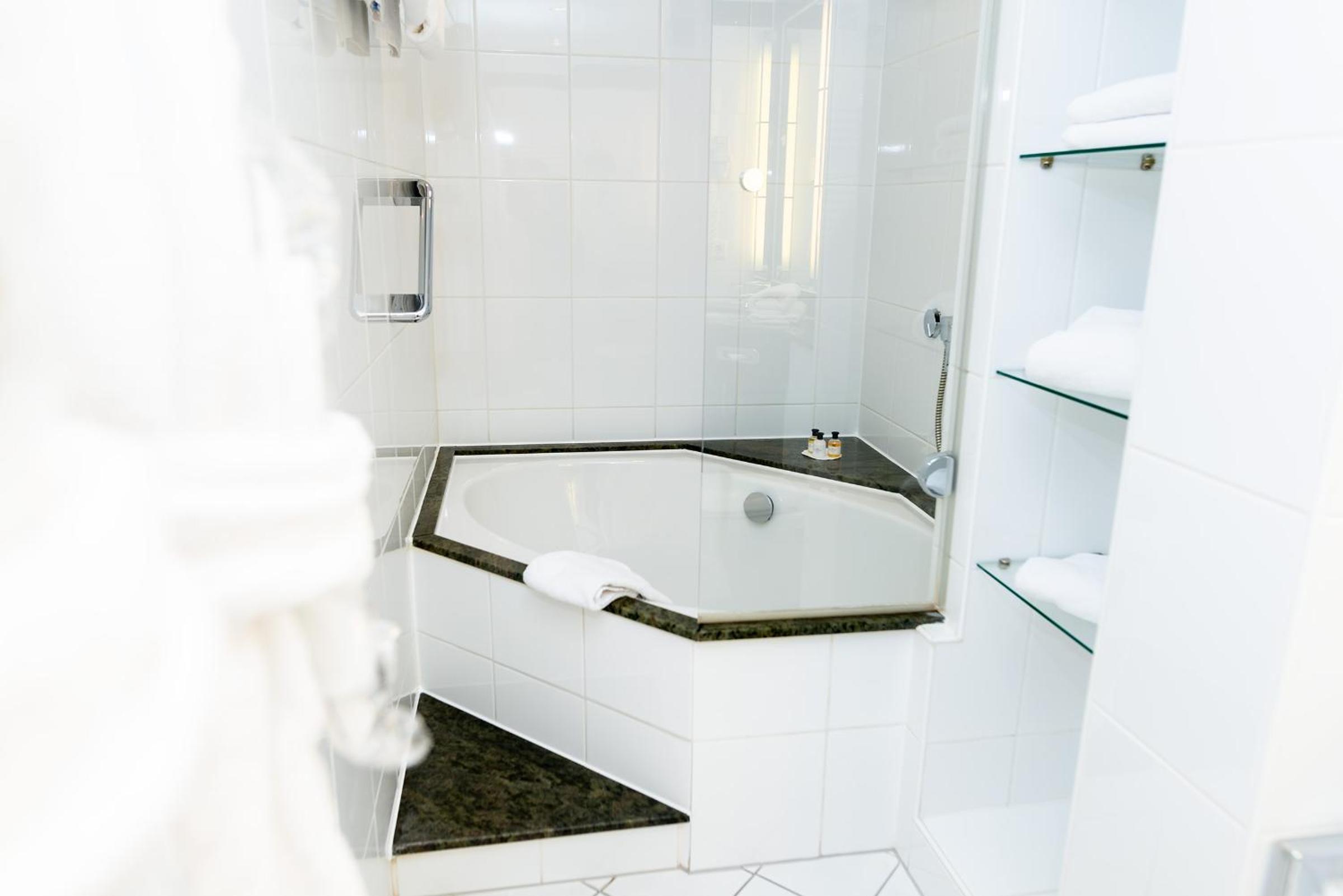 Suite - Photo 3