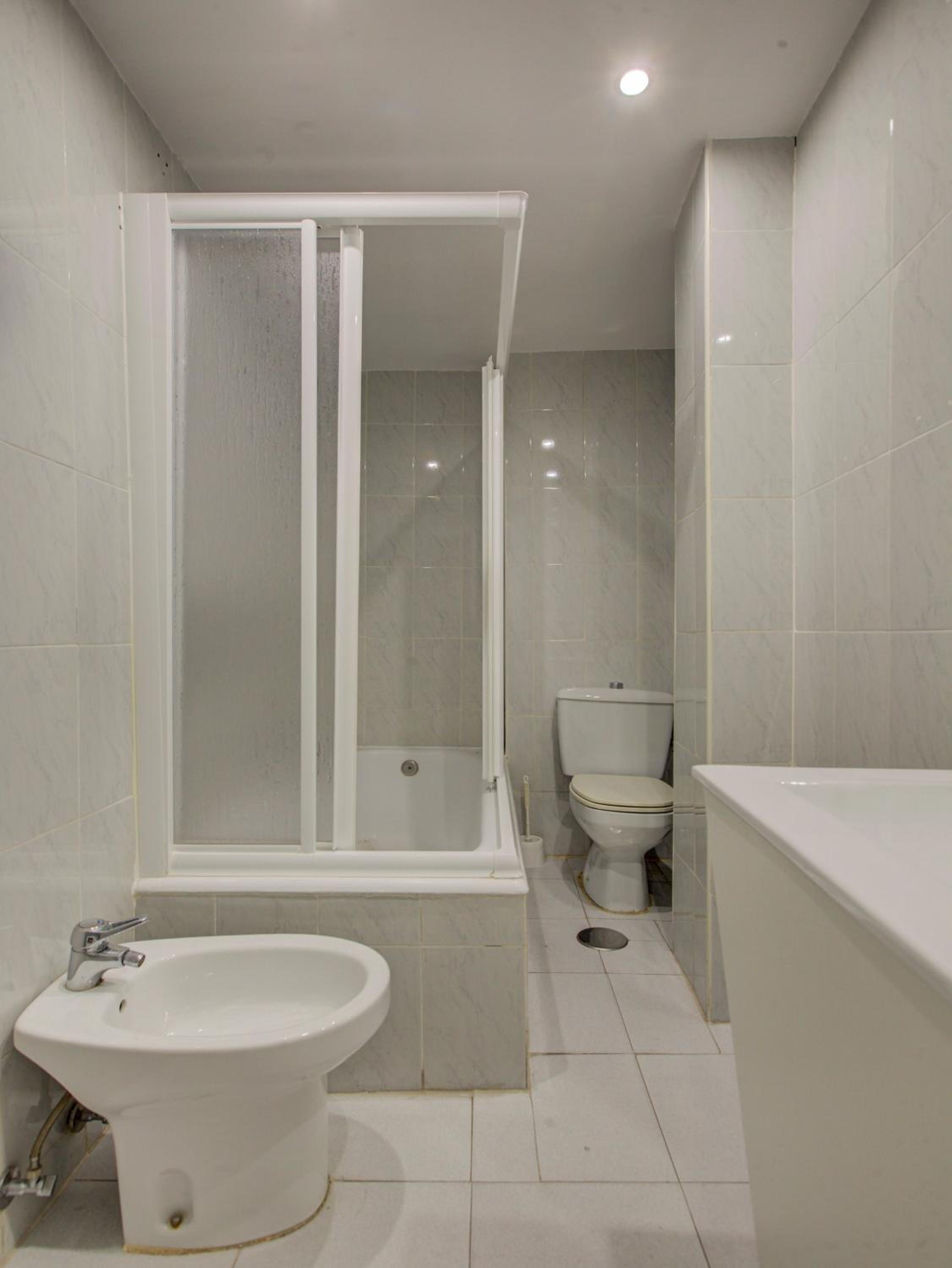 Standard Twin Room with Sofa - Photo 5