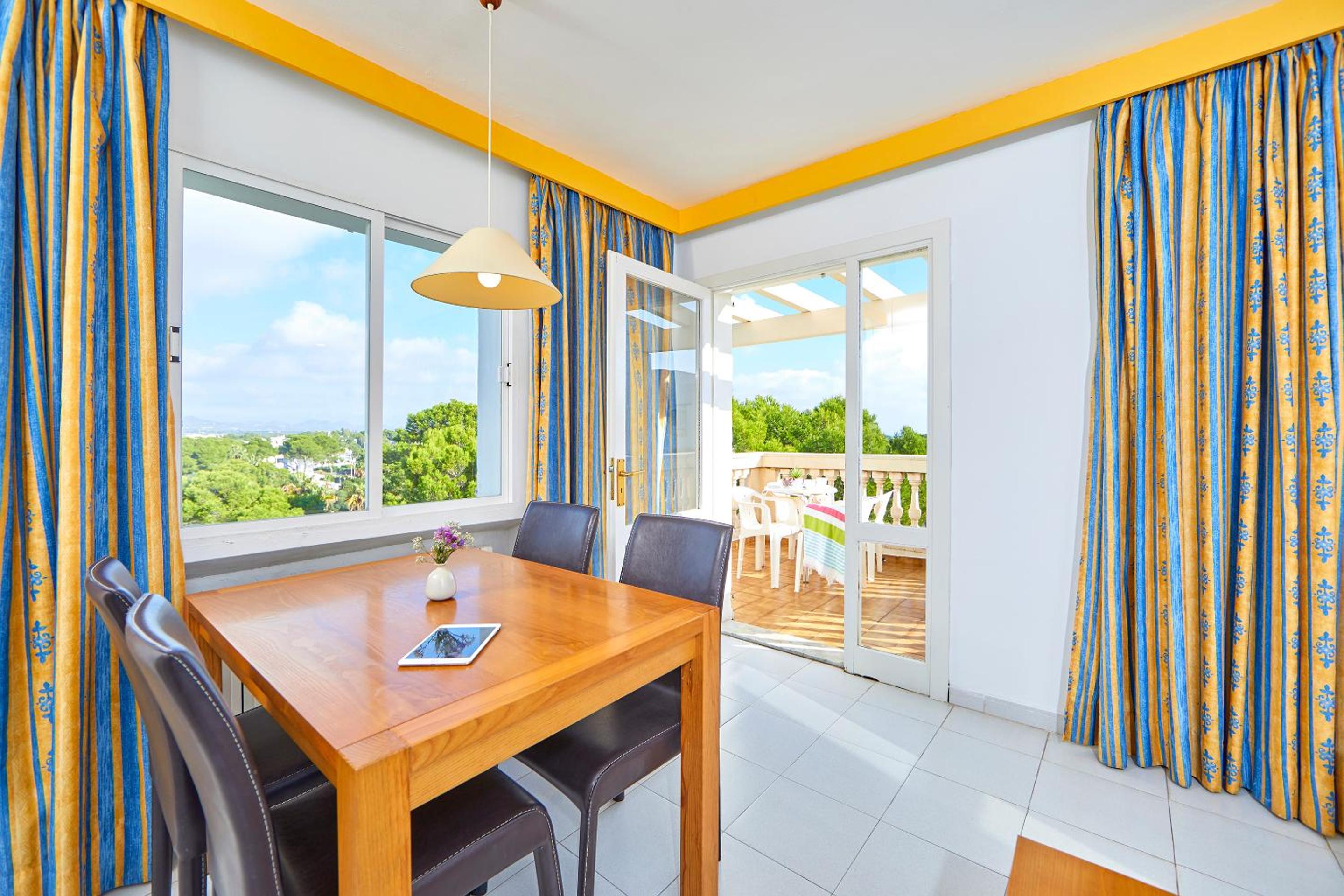 Two-Bedroom Apartment Self Catering thumbnail 5