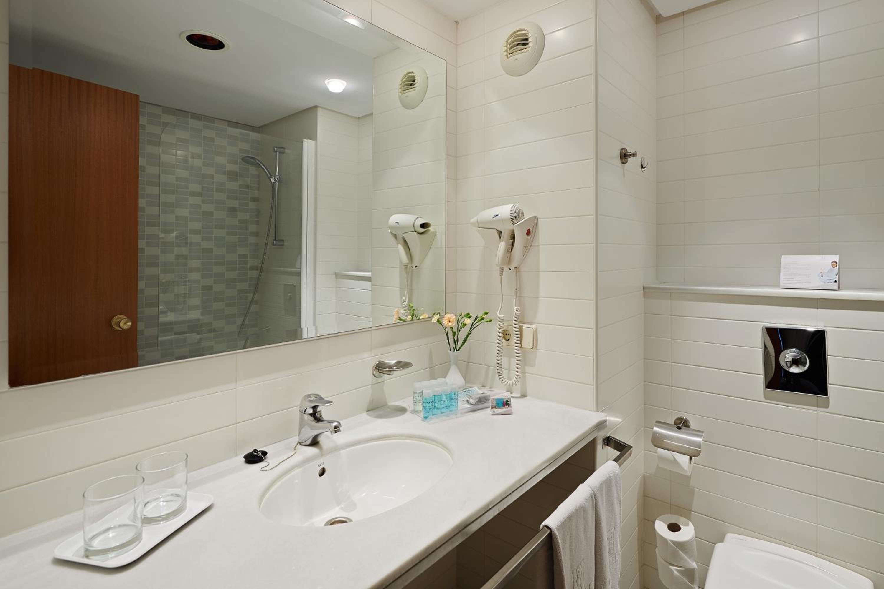 One-Bedroom Apartment with Pool View - Photo 10