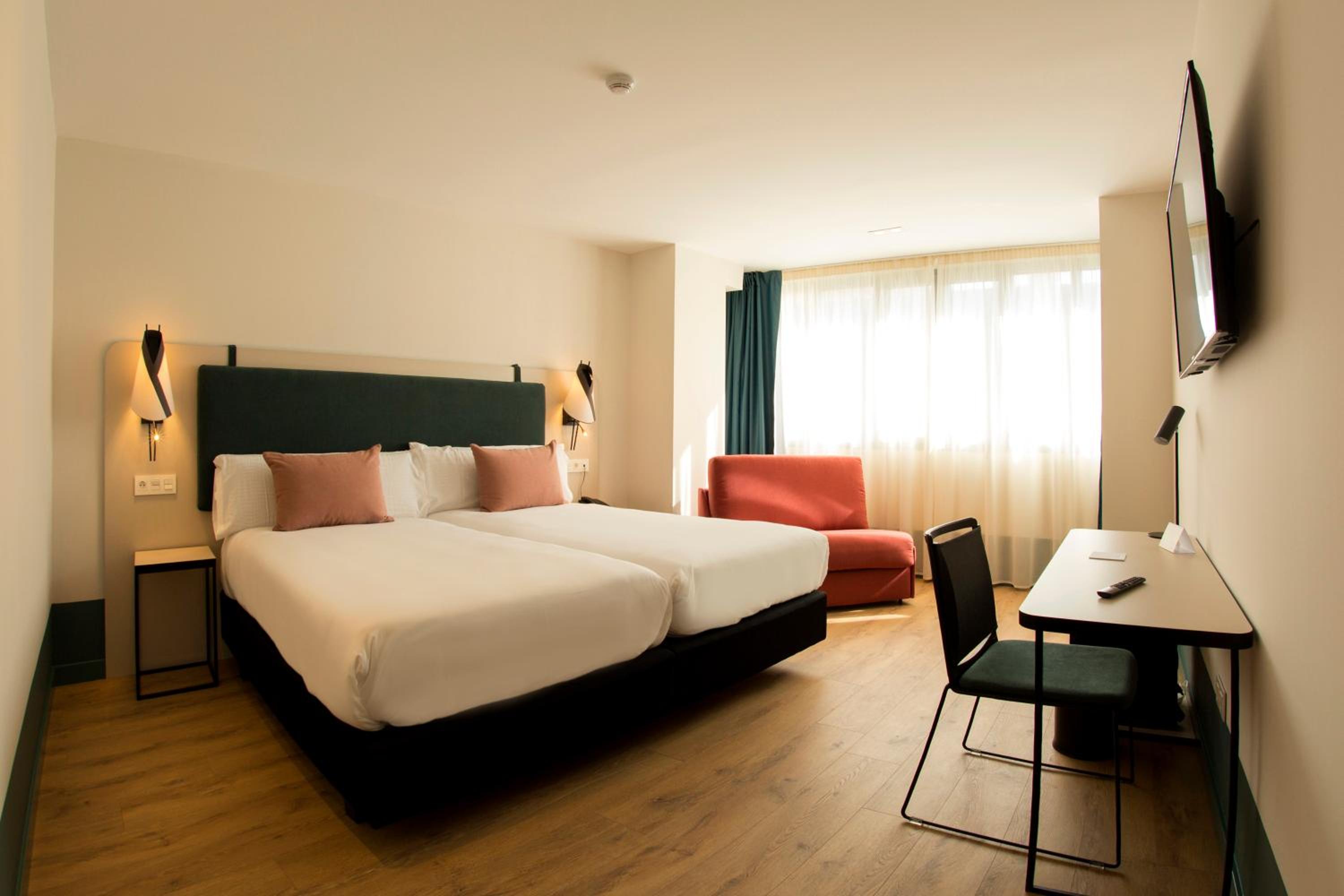 Twin Room with Sofa Bed - Photo 1