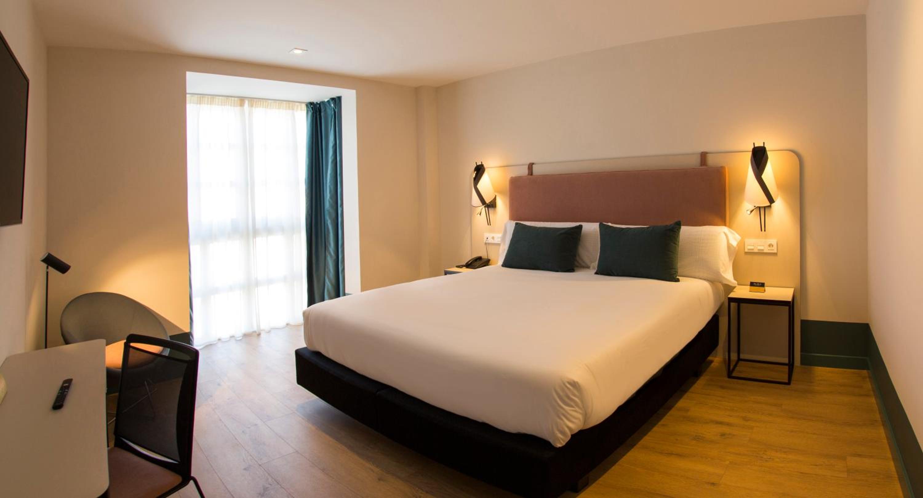 Deluxe King Room - Photo 6