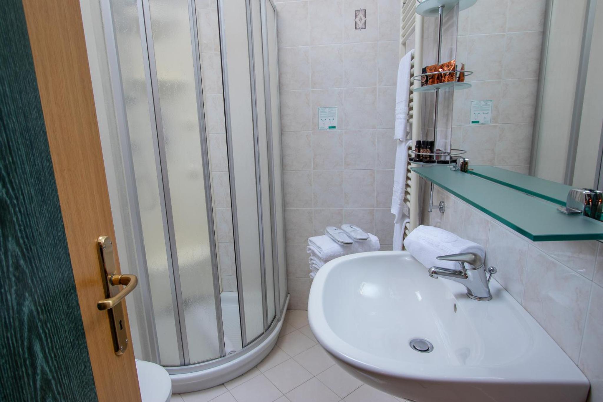 Double or Twin Room - Photo 2