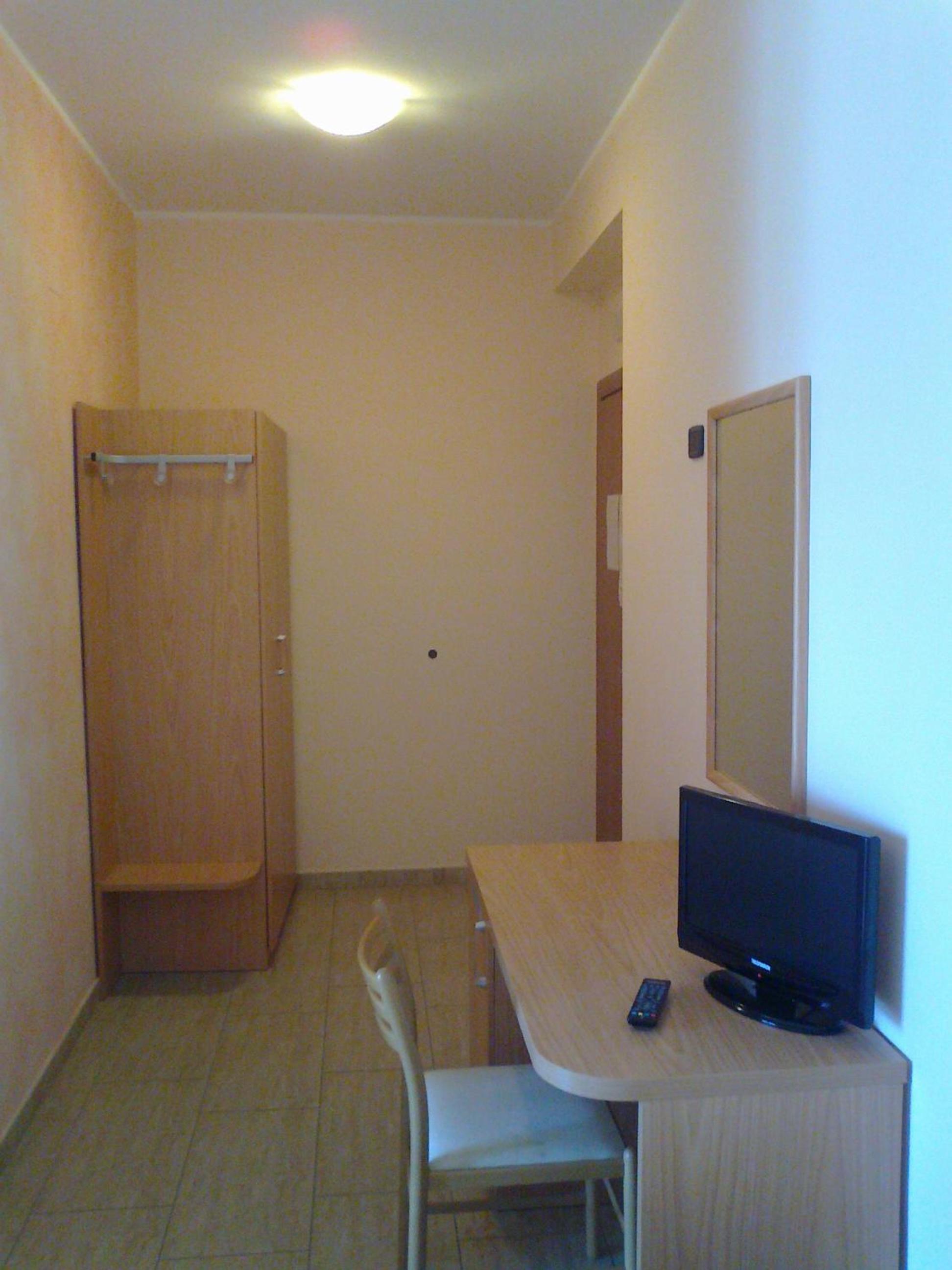 Double or Twin Room - Photo 6