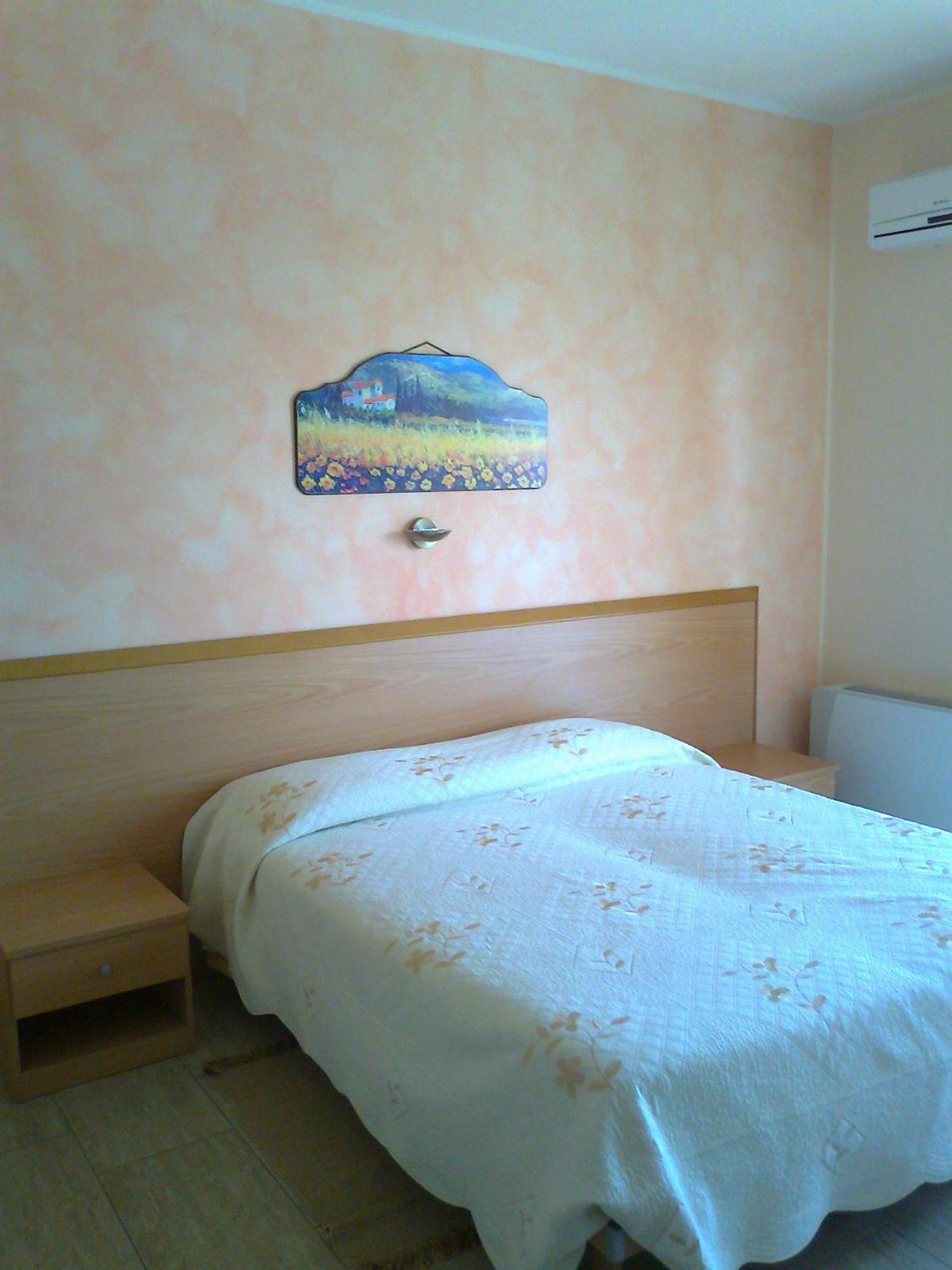 Double or Twin Room - Photo 4