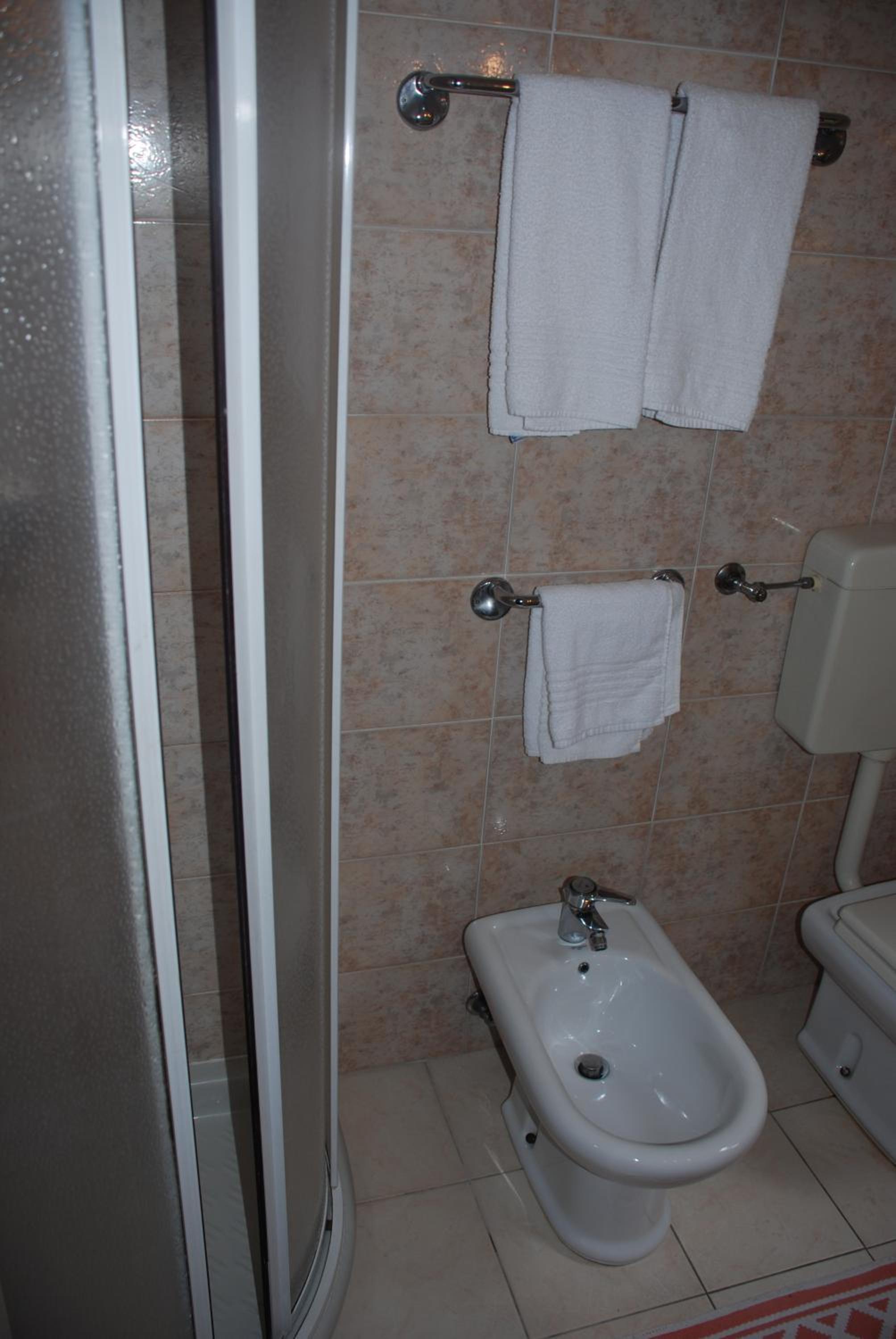 Double or Twin Room - Photo 7