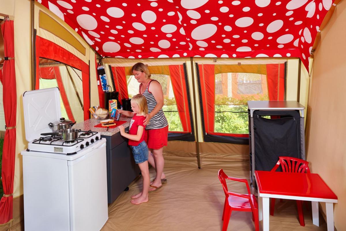 Tent 1 photo 2