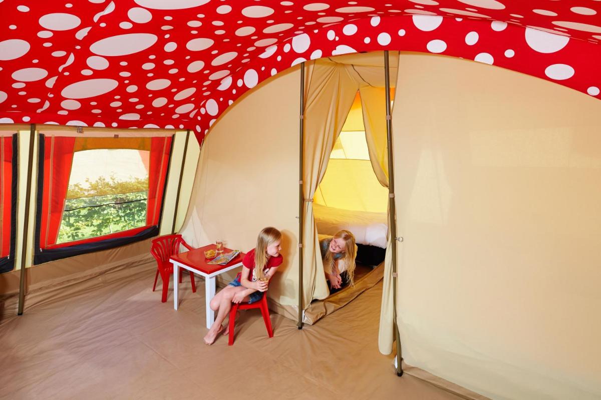 Tent 1 photo 3