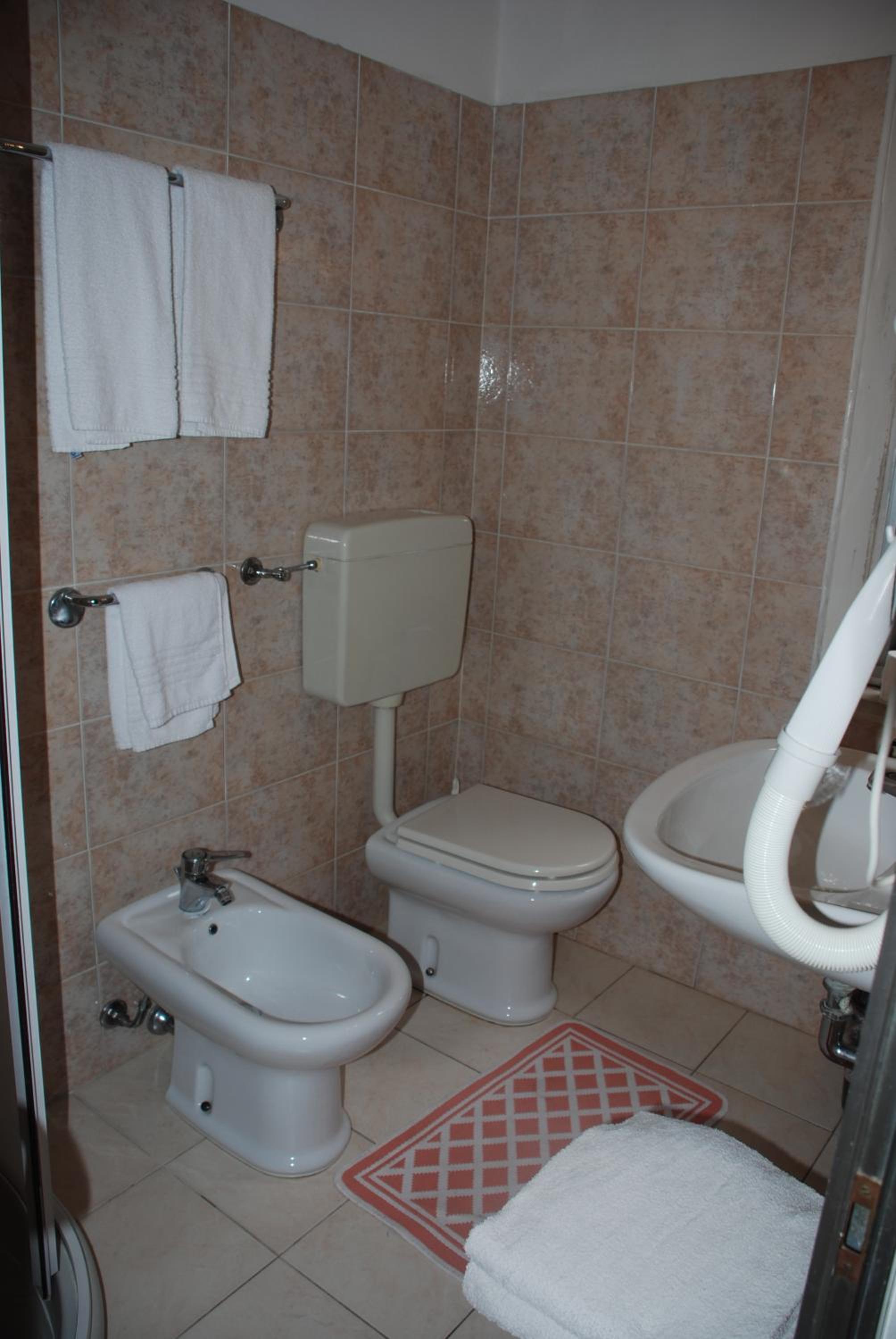Double or Twin Room - Photo 10