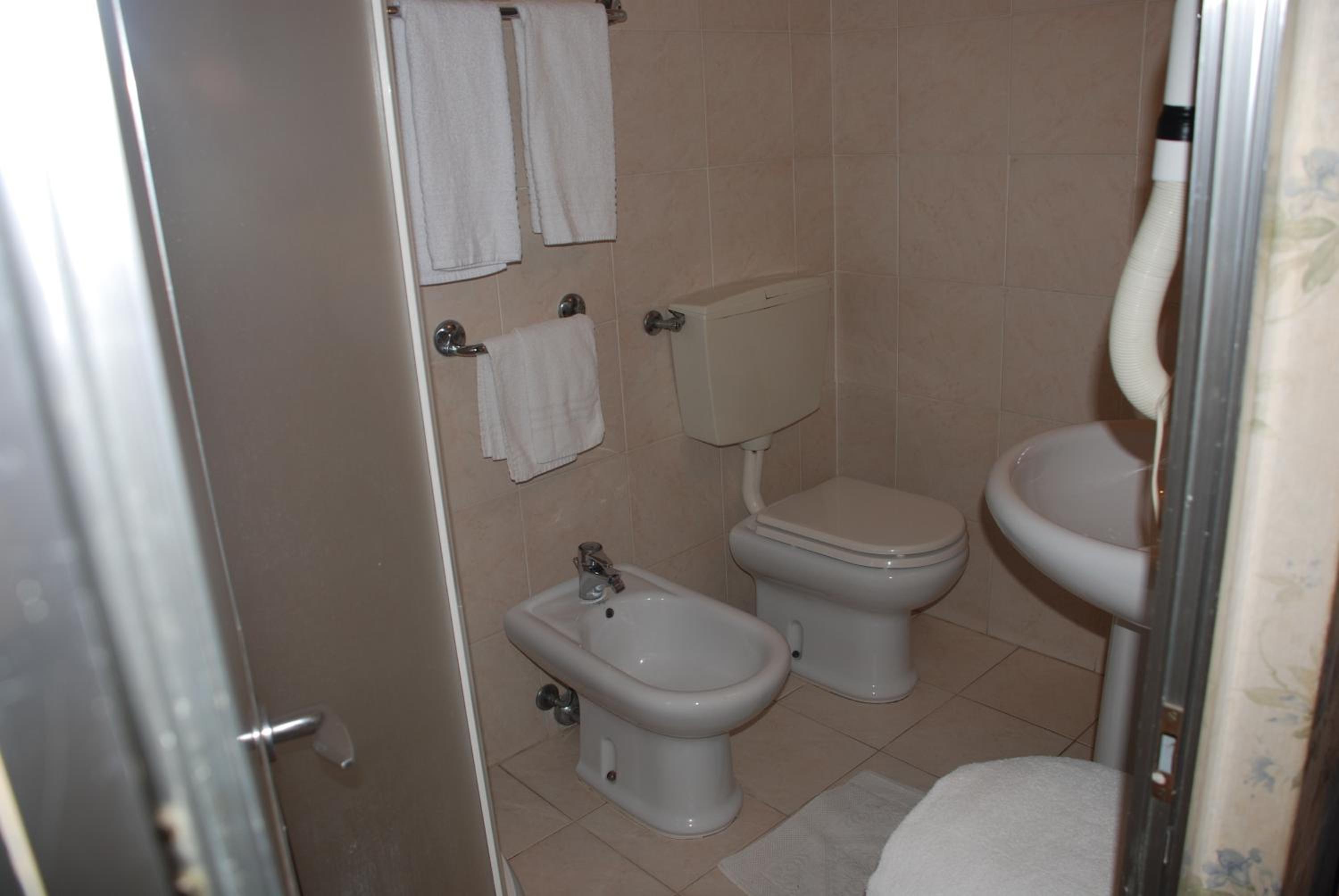 Double or Twin Room - Photo 9
