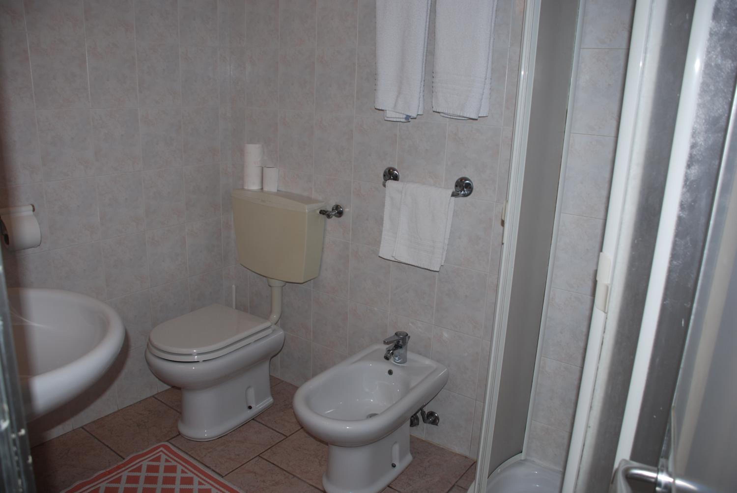 Double or Twin Room - Photo 8