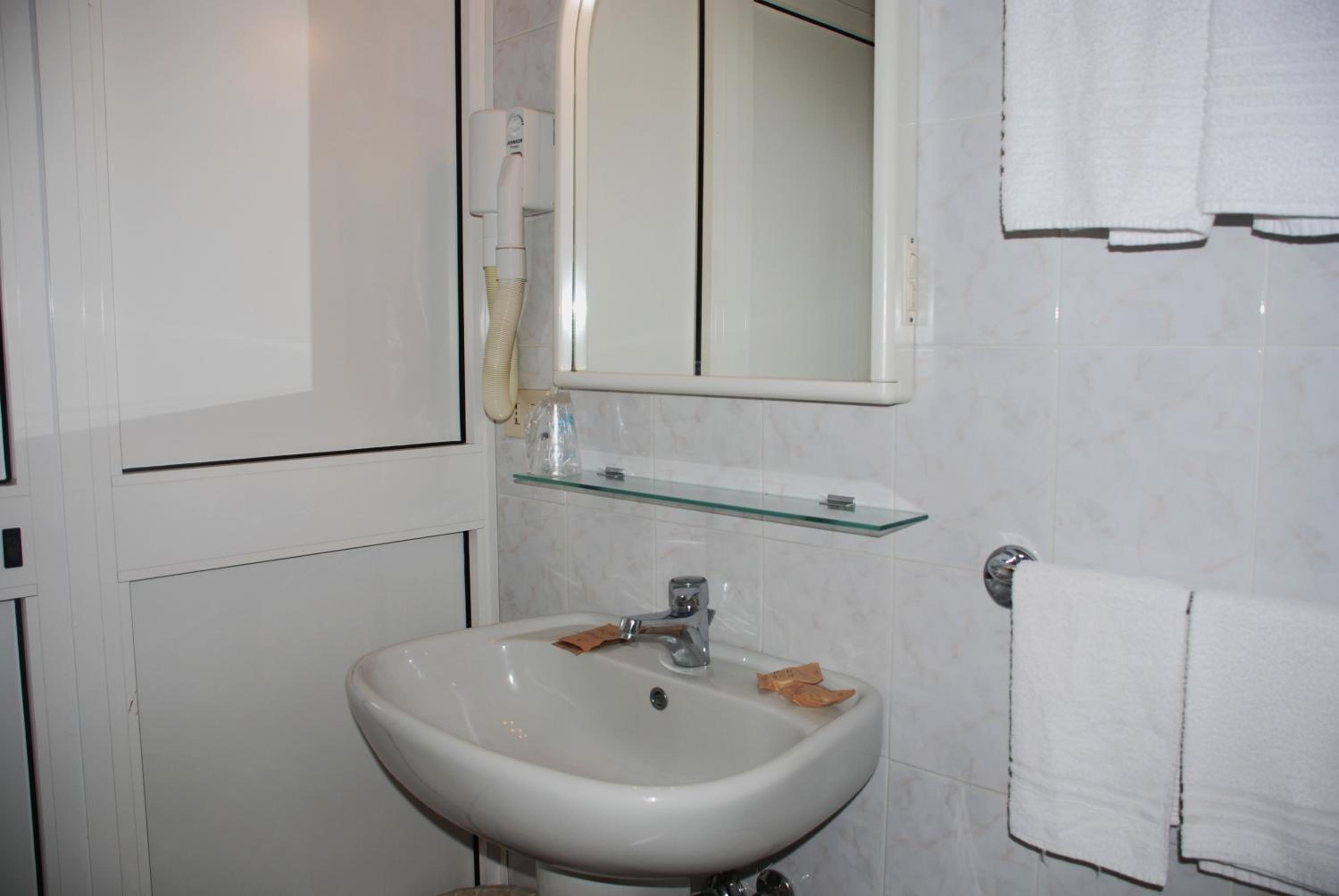 Double or Twin Room - Photo 6