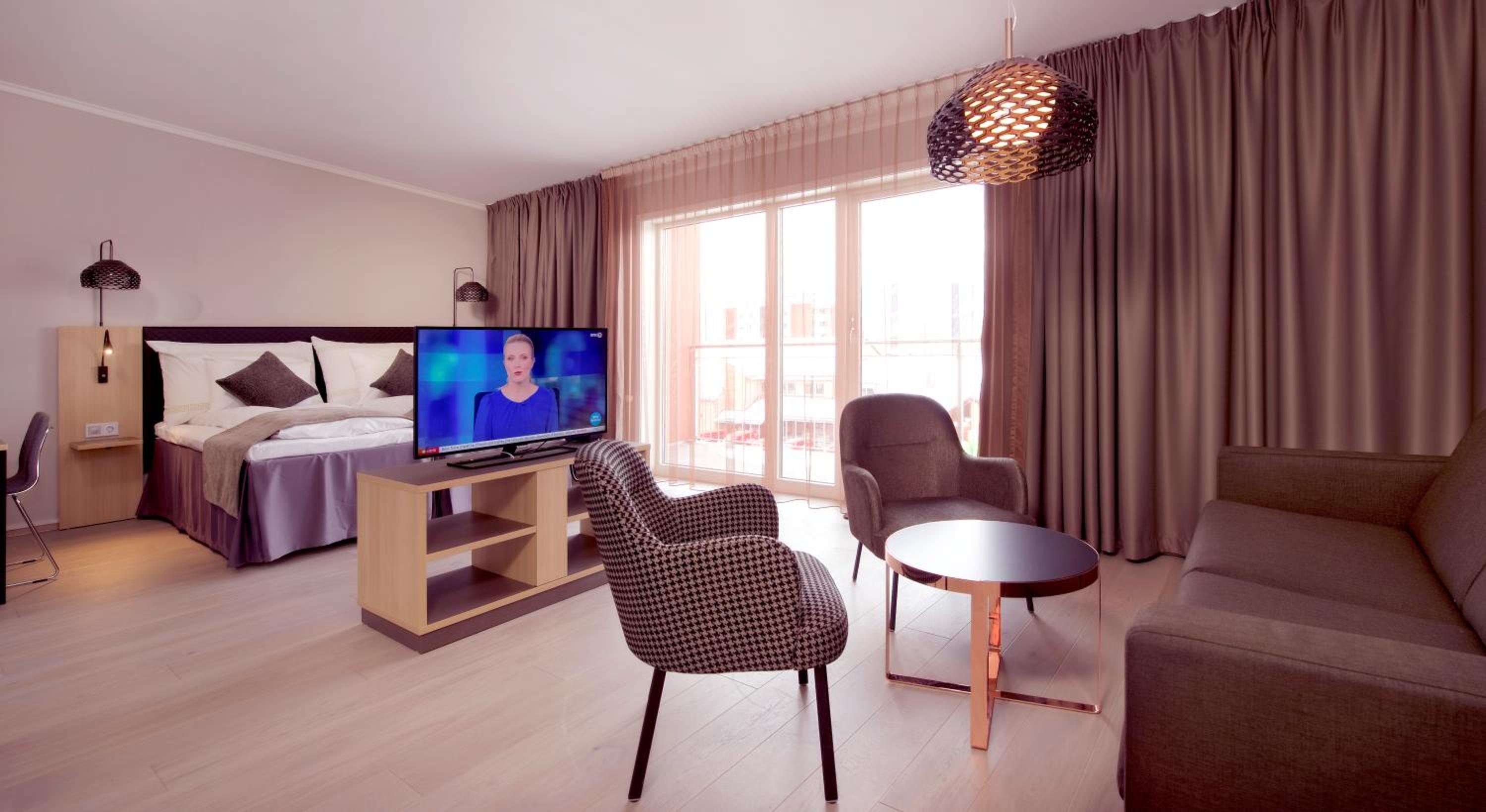 Deluxe Double Room with Balcony thumbnail 5