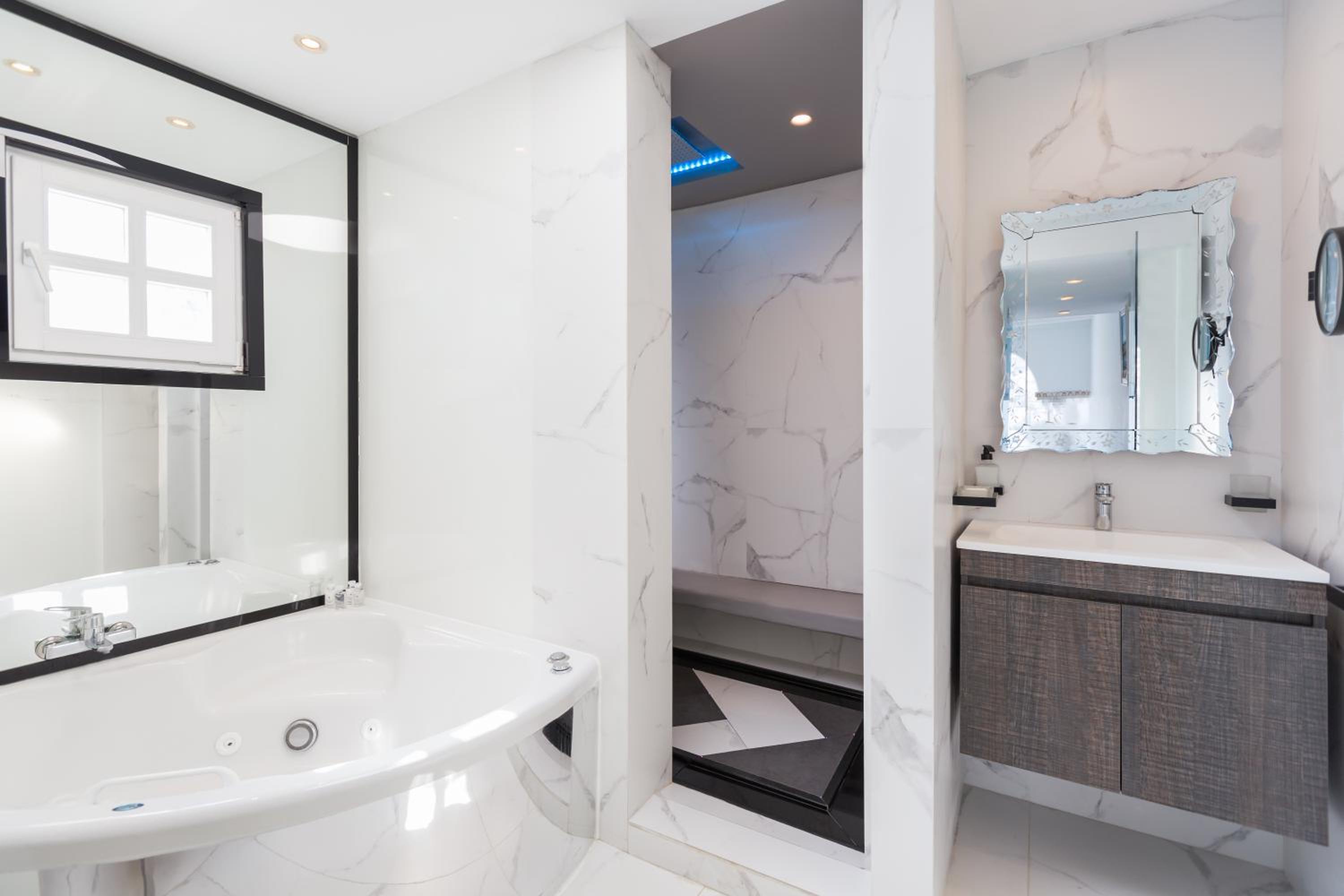 Deluxe Suite with Sea View - Photo 24