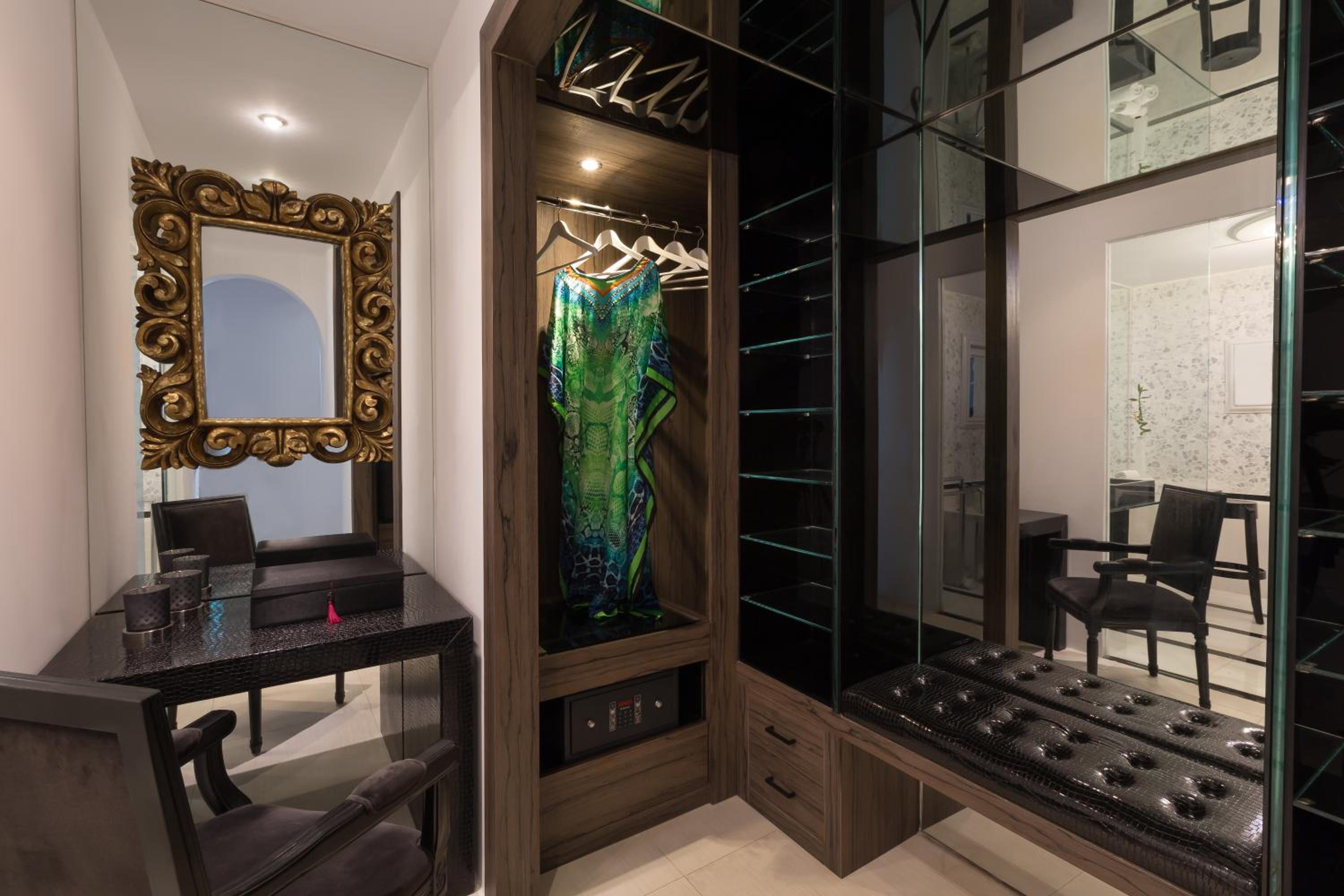 Deluxe Suite with Sea View - Photo 22