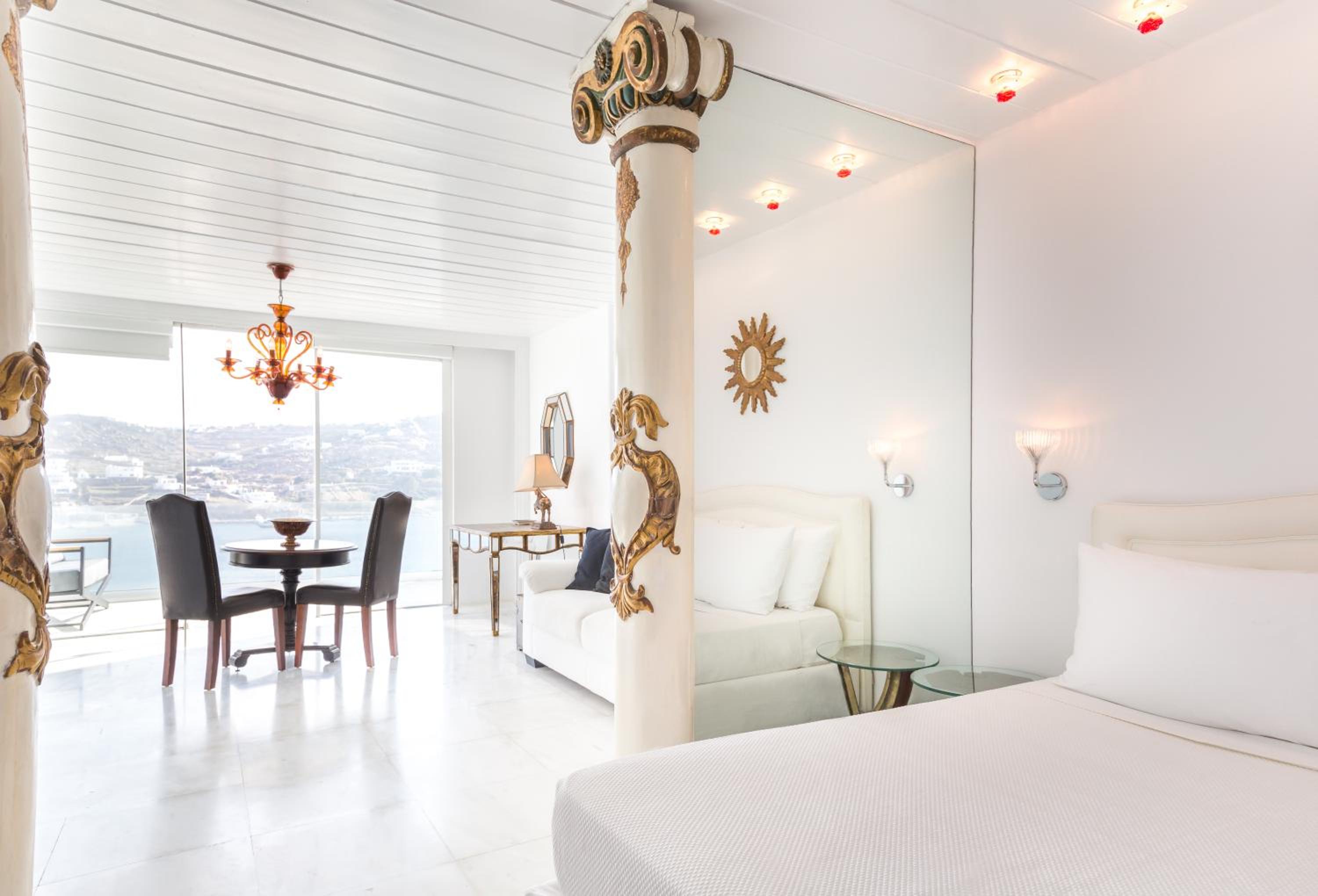 Deluxe Suite with Sea View - Photo 18