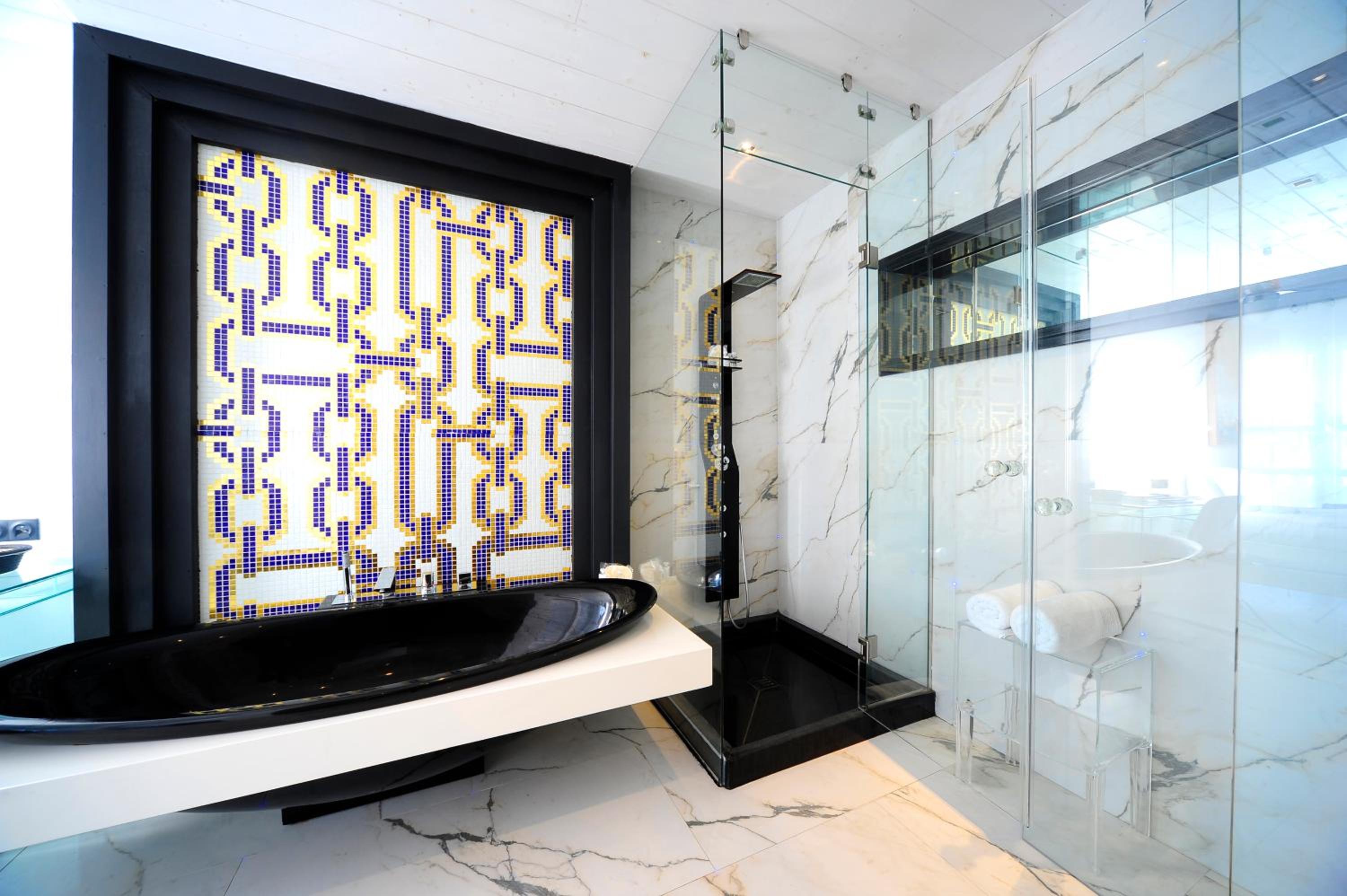 Deluxe Suite with Sea View - Photo 17