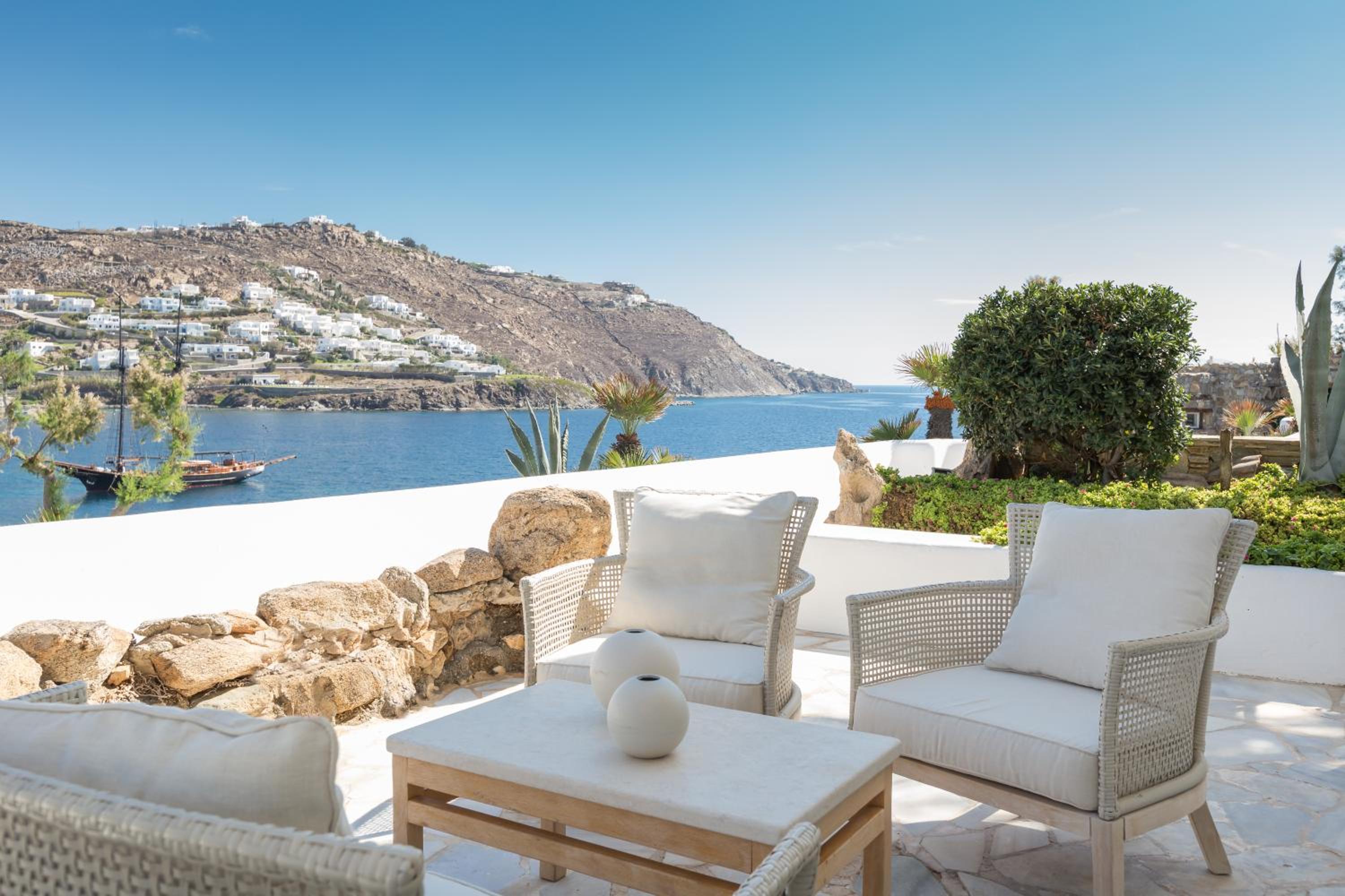 Deluxe Suite with Sea View - Photo 15