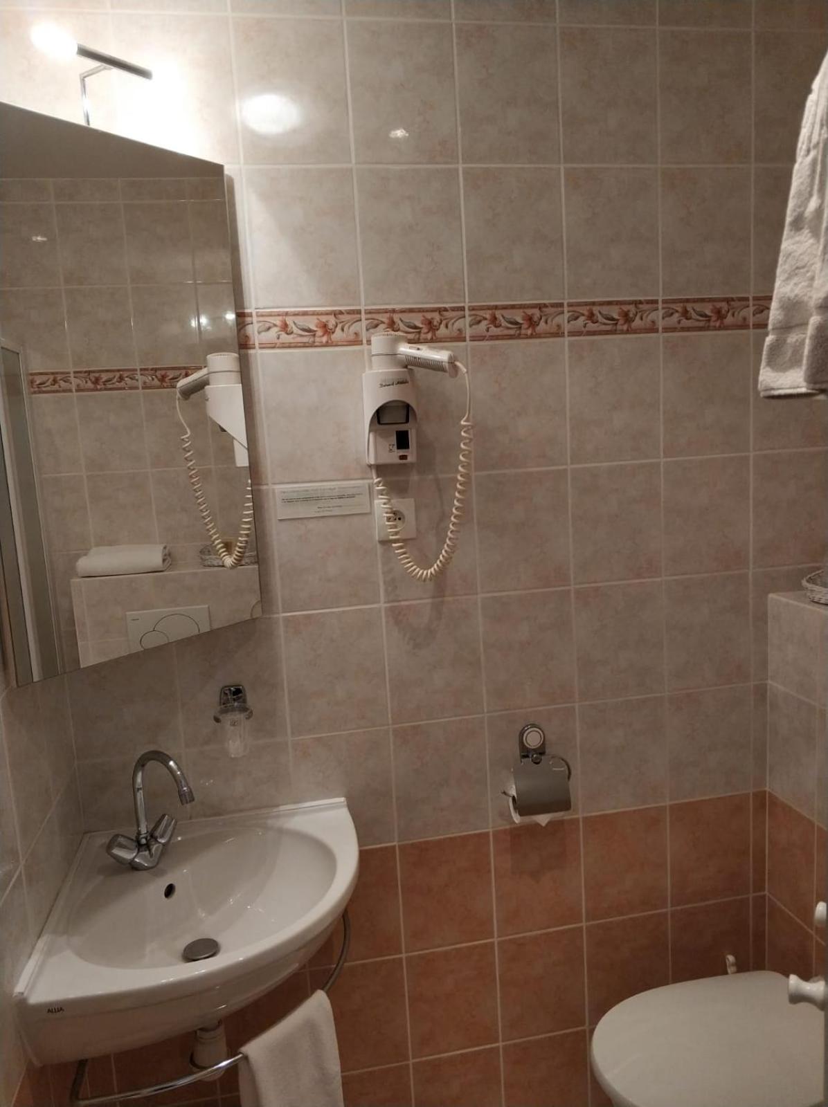 Double or Twin Room - Photo 3