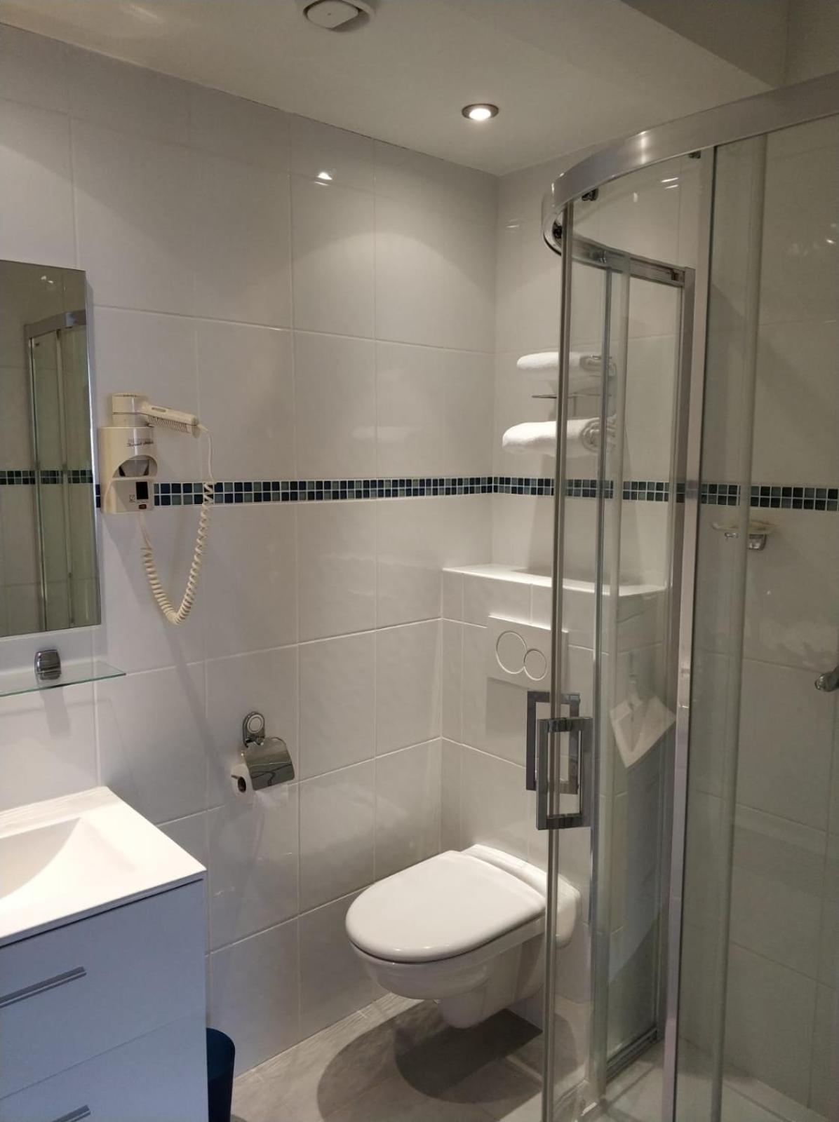 Double or Twin Room - Photo 4