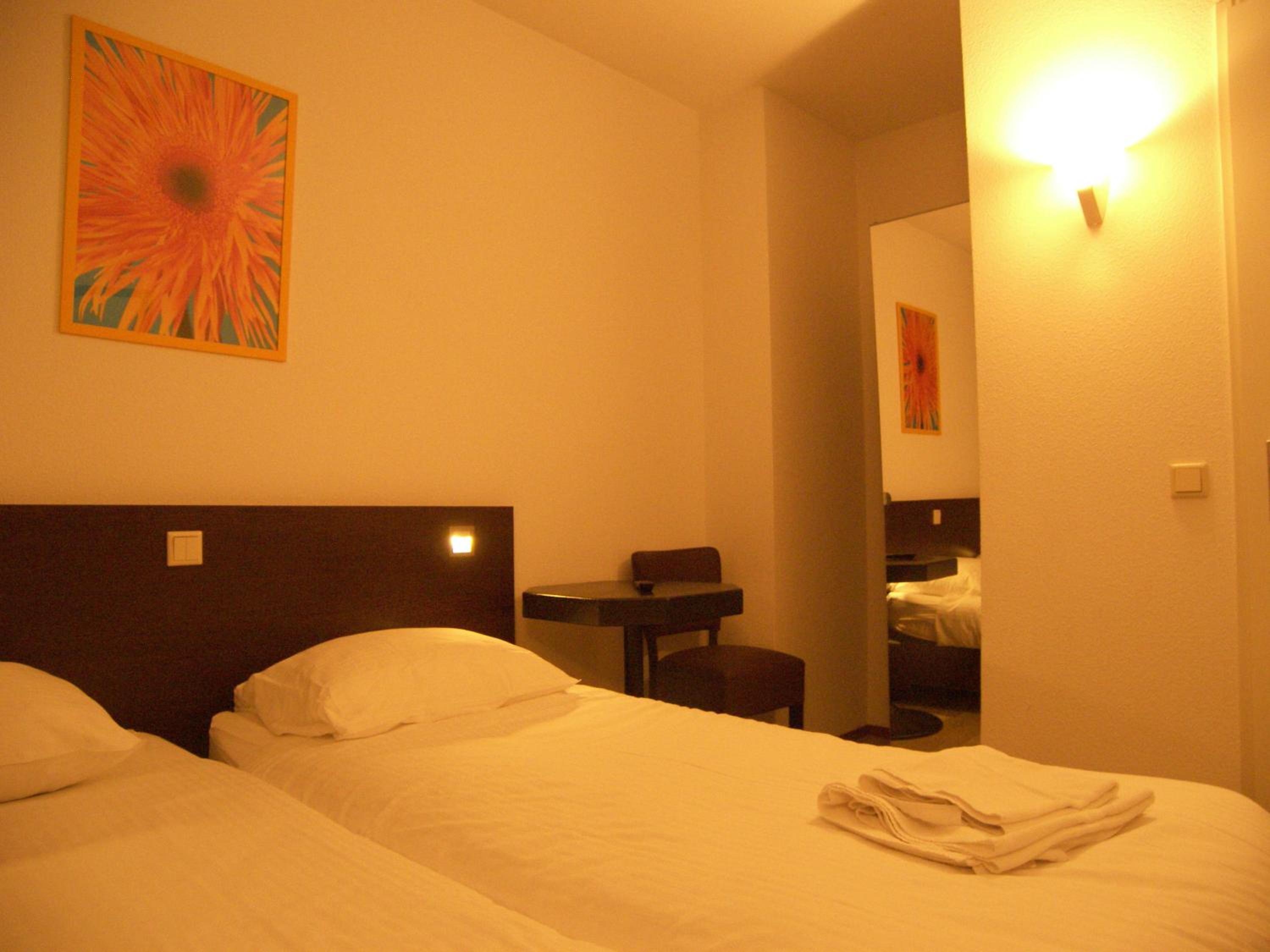 Twin Room - Photo 2