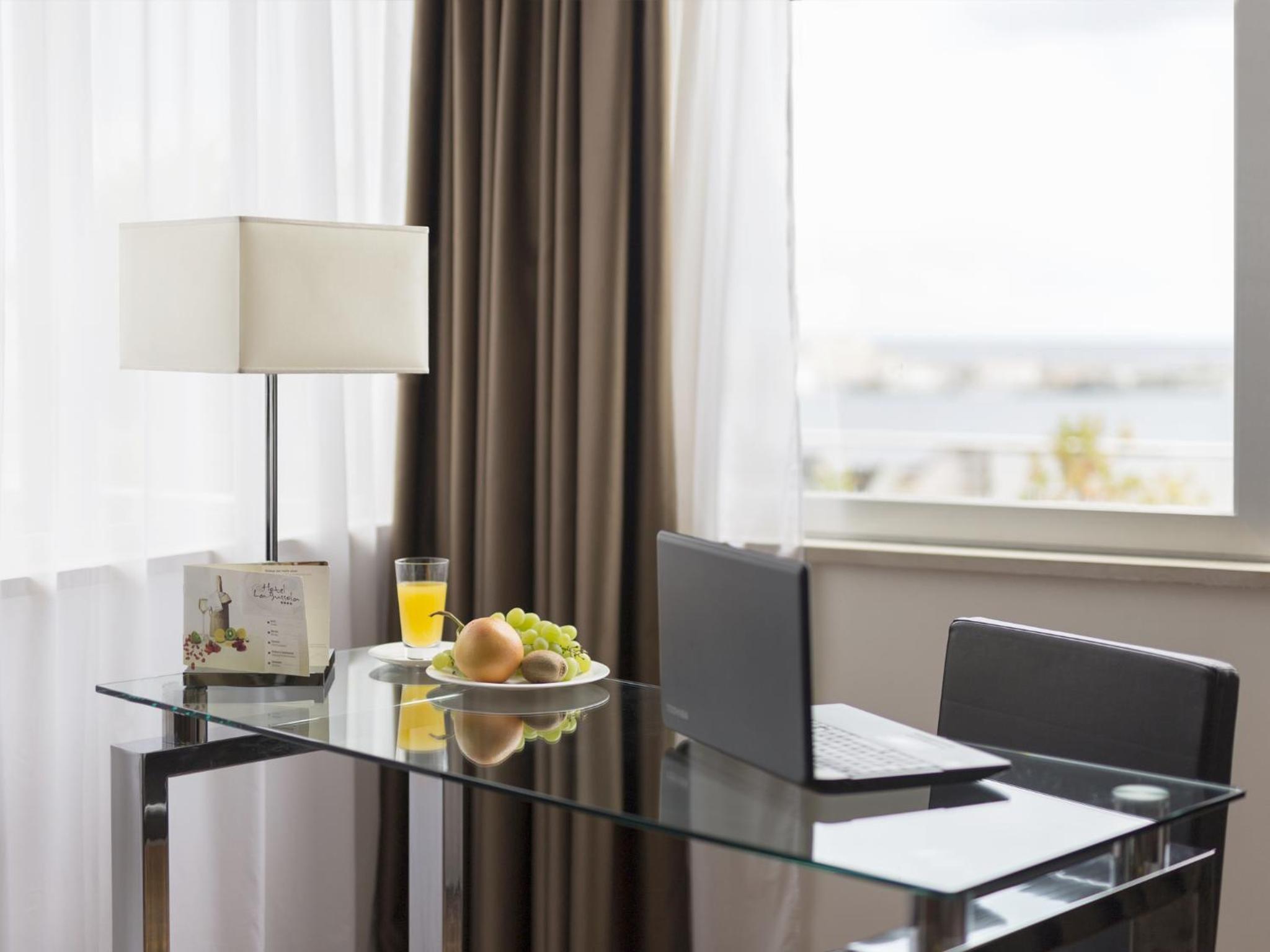 Quadruple Room with Sea View - Photo 2