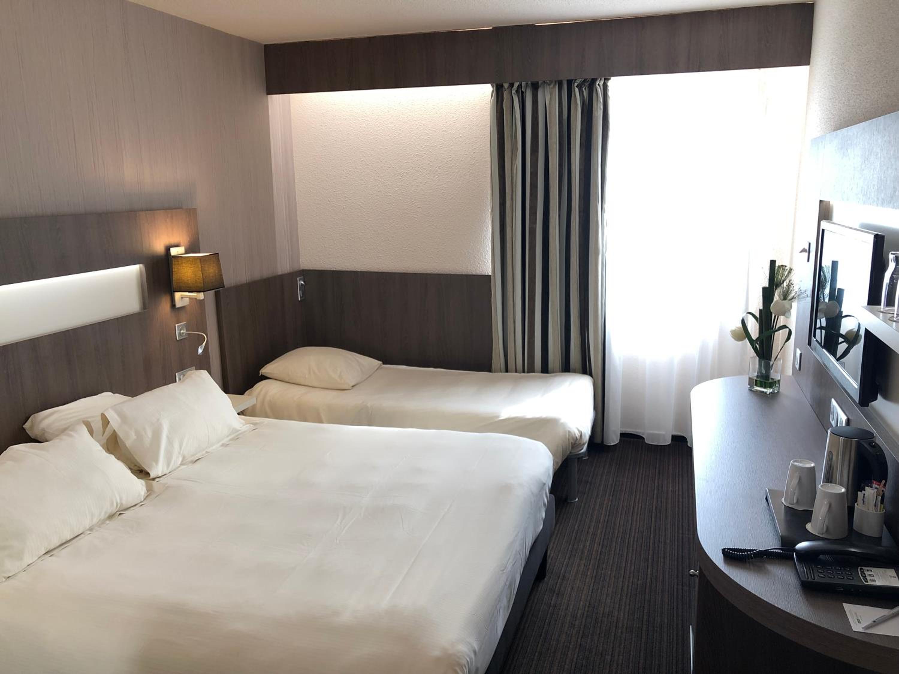 Standard Queen Room with Single Bed - Non-Smoking - Photo 6