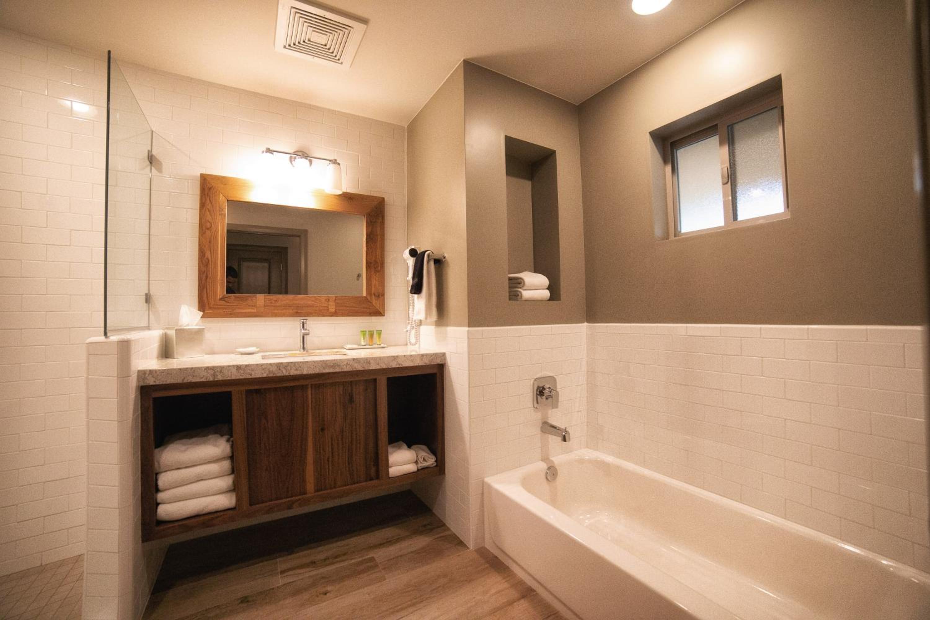 Premium Room, 1 King Bed, Patio