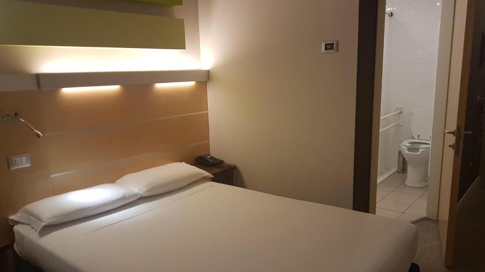 Single Room - Disability Access photo 3