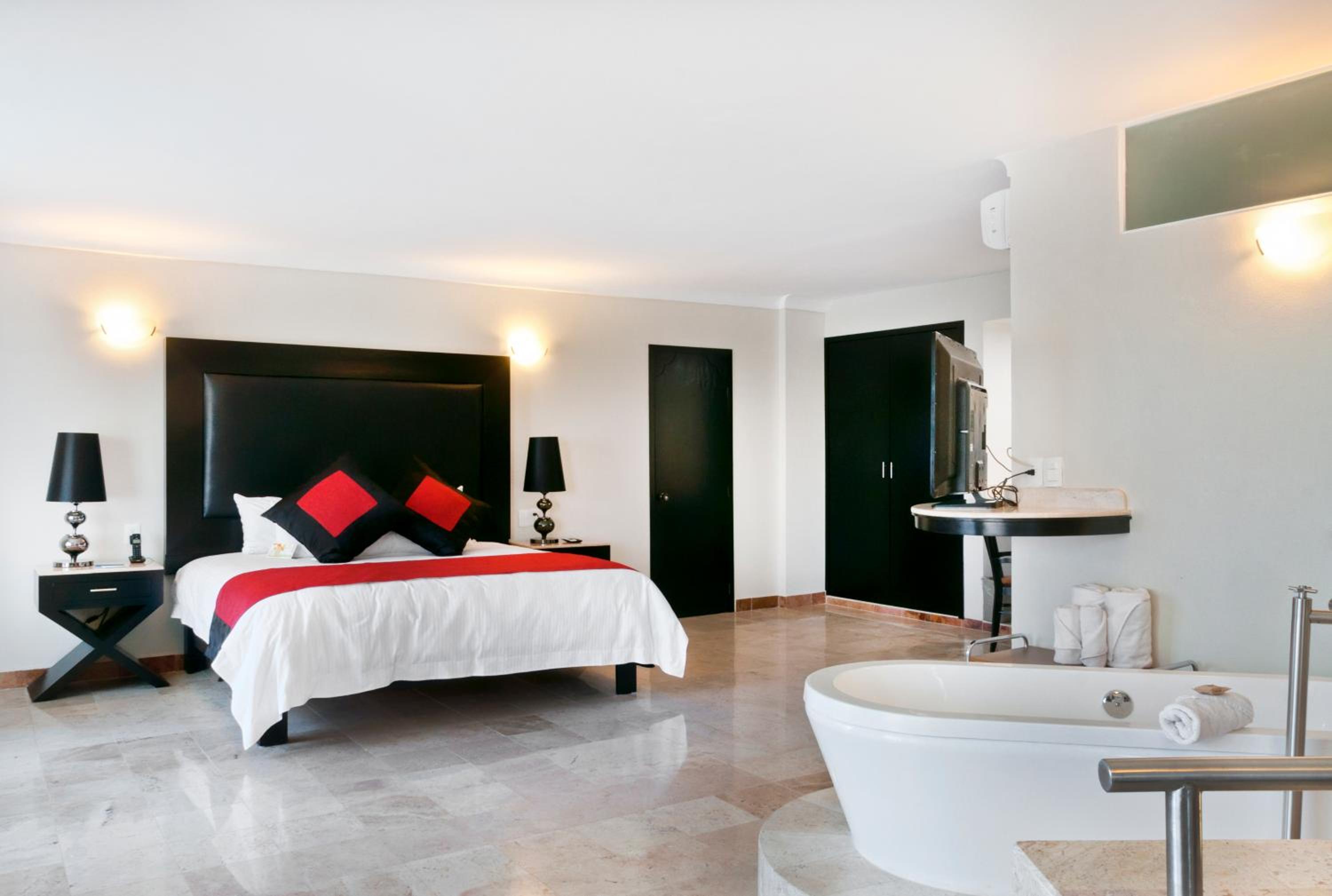 Suite - Photo 1