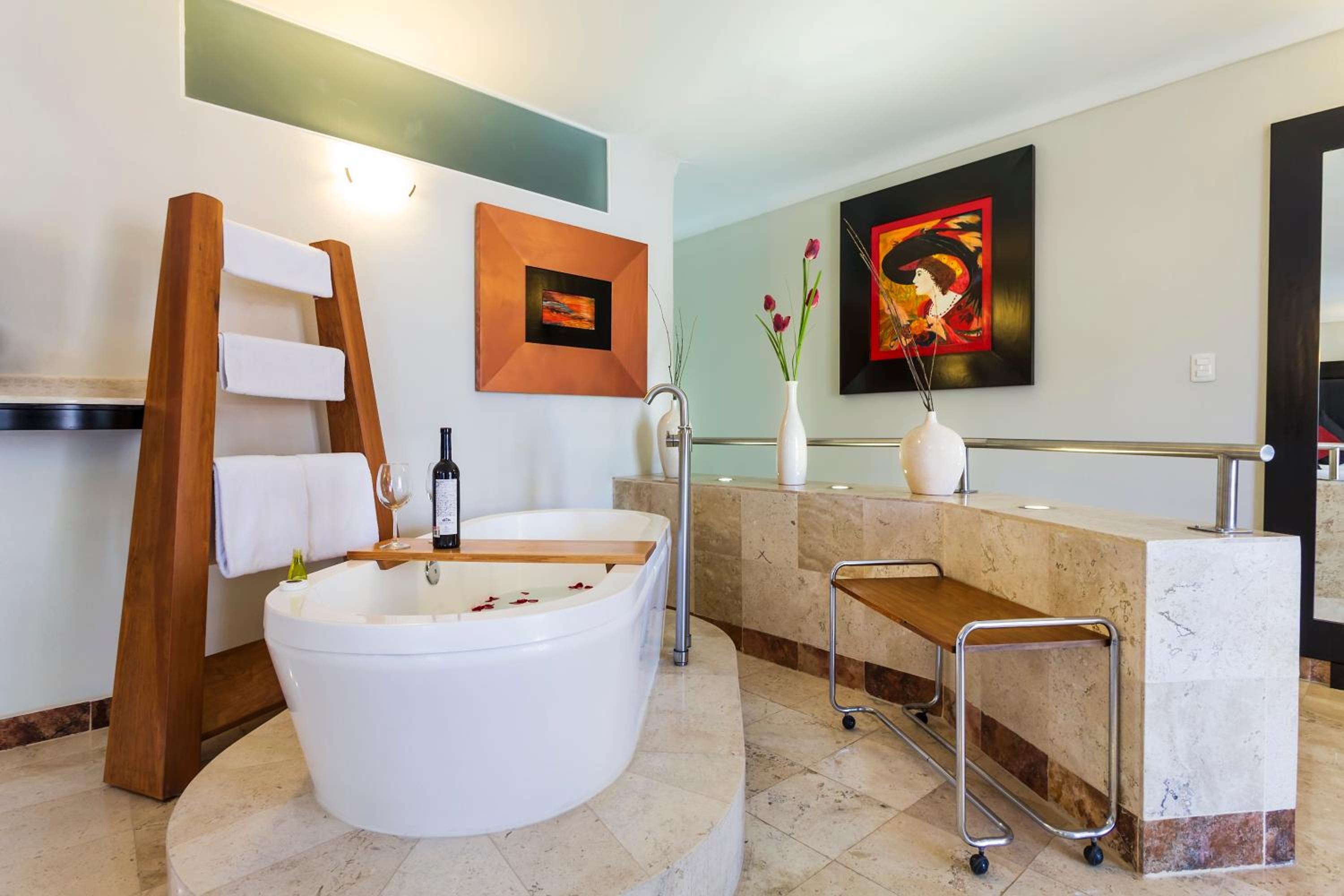 Suite - Photo 3