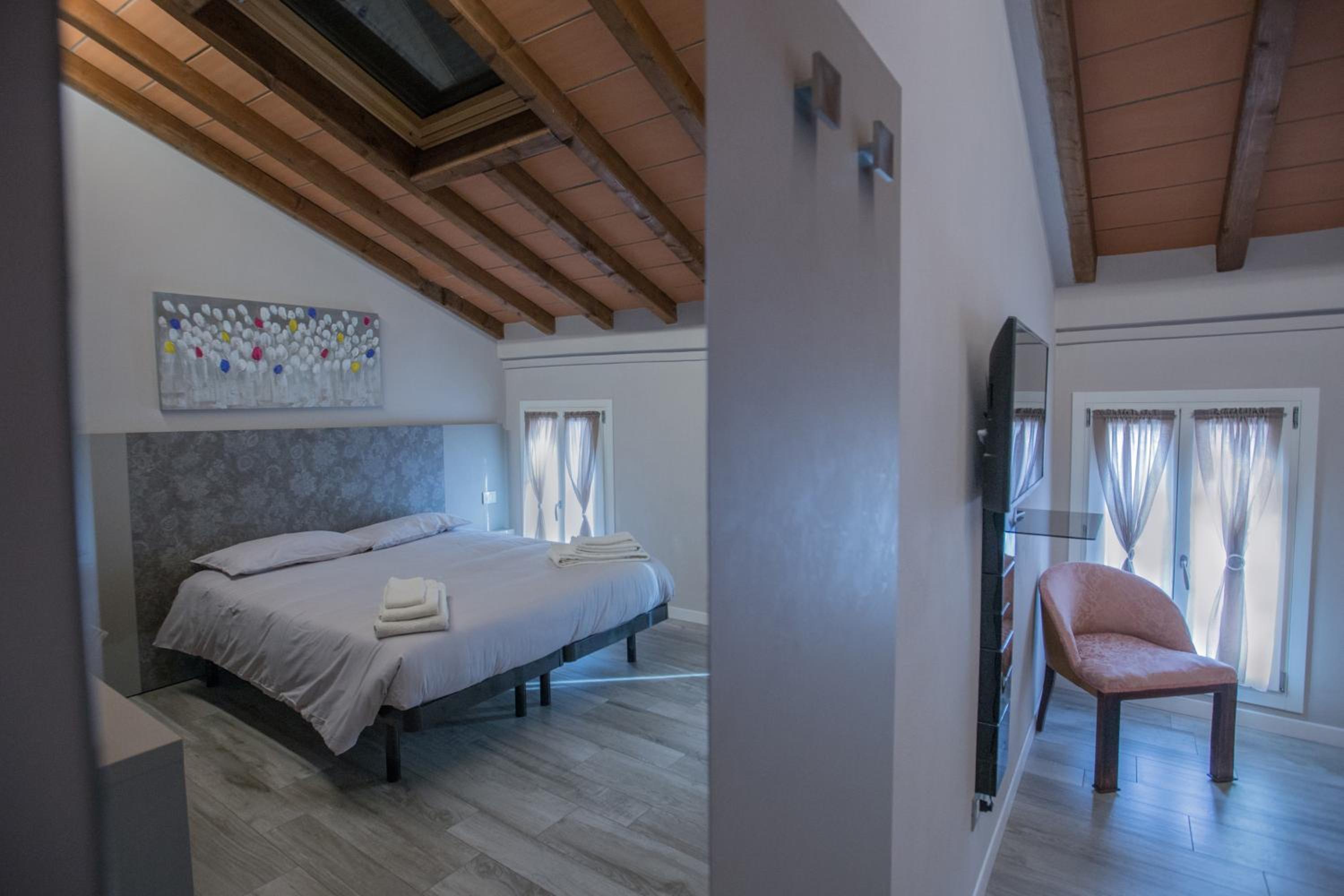 Deluxe Double or Twin with Private Bathroom photo 1