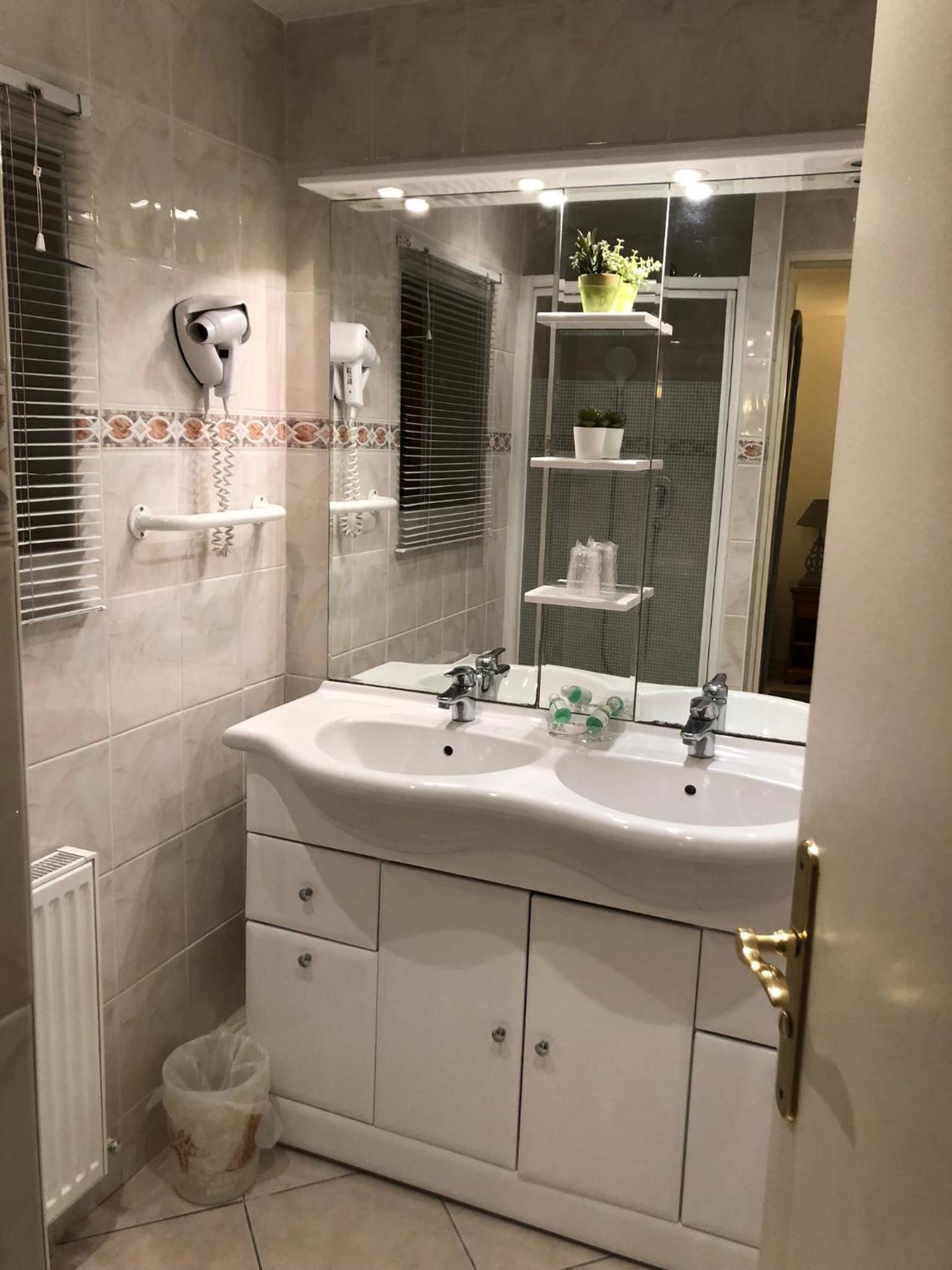 Double Room with Private Bathroom photo 2