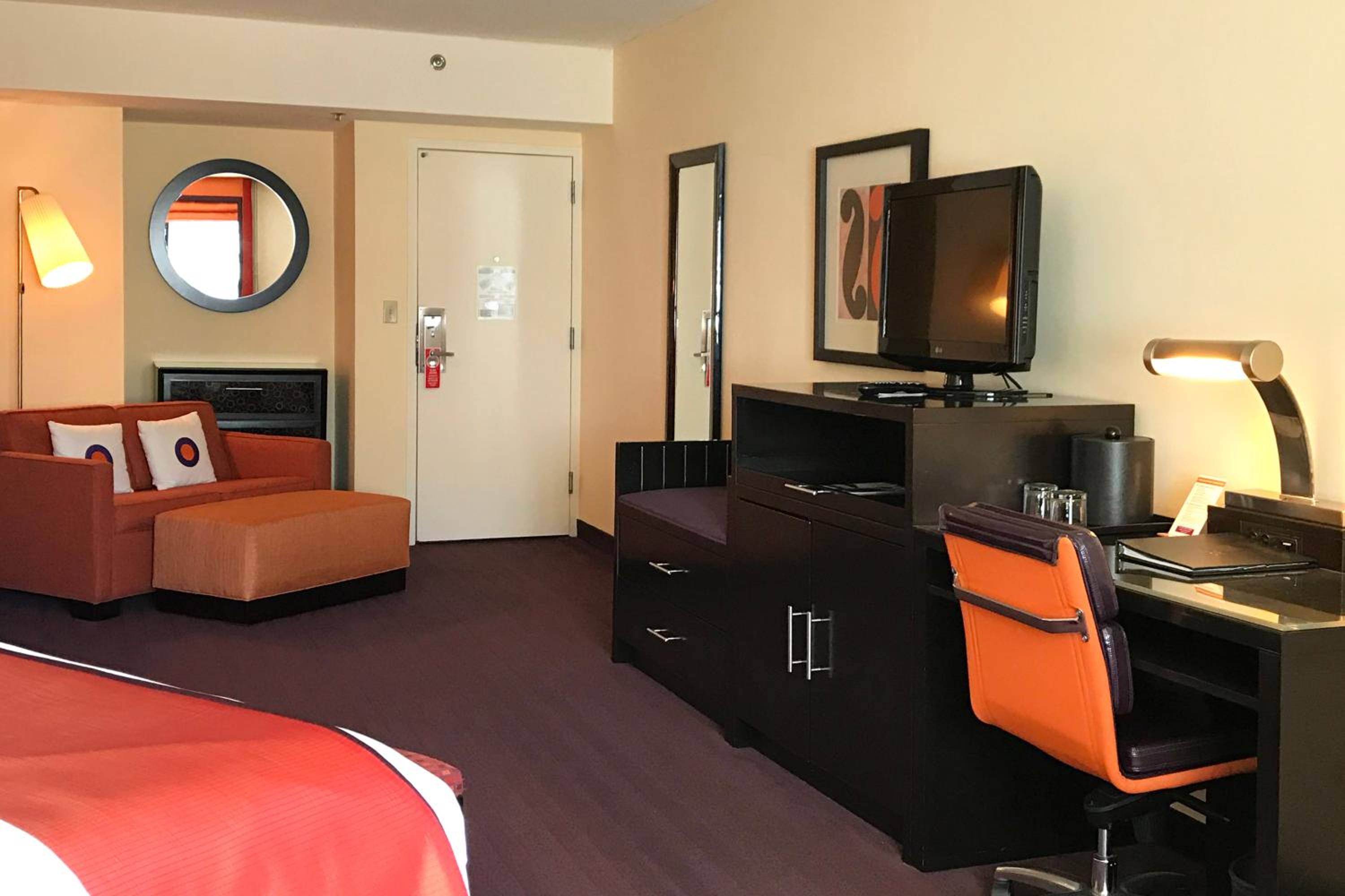 Deluxe King Room with Balcony - Photo 2