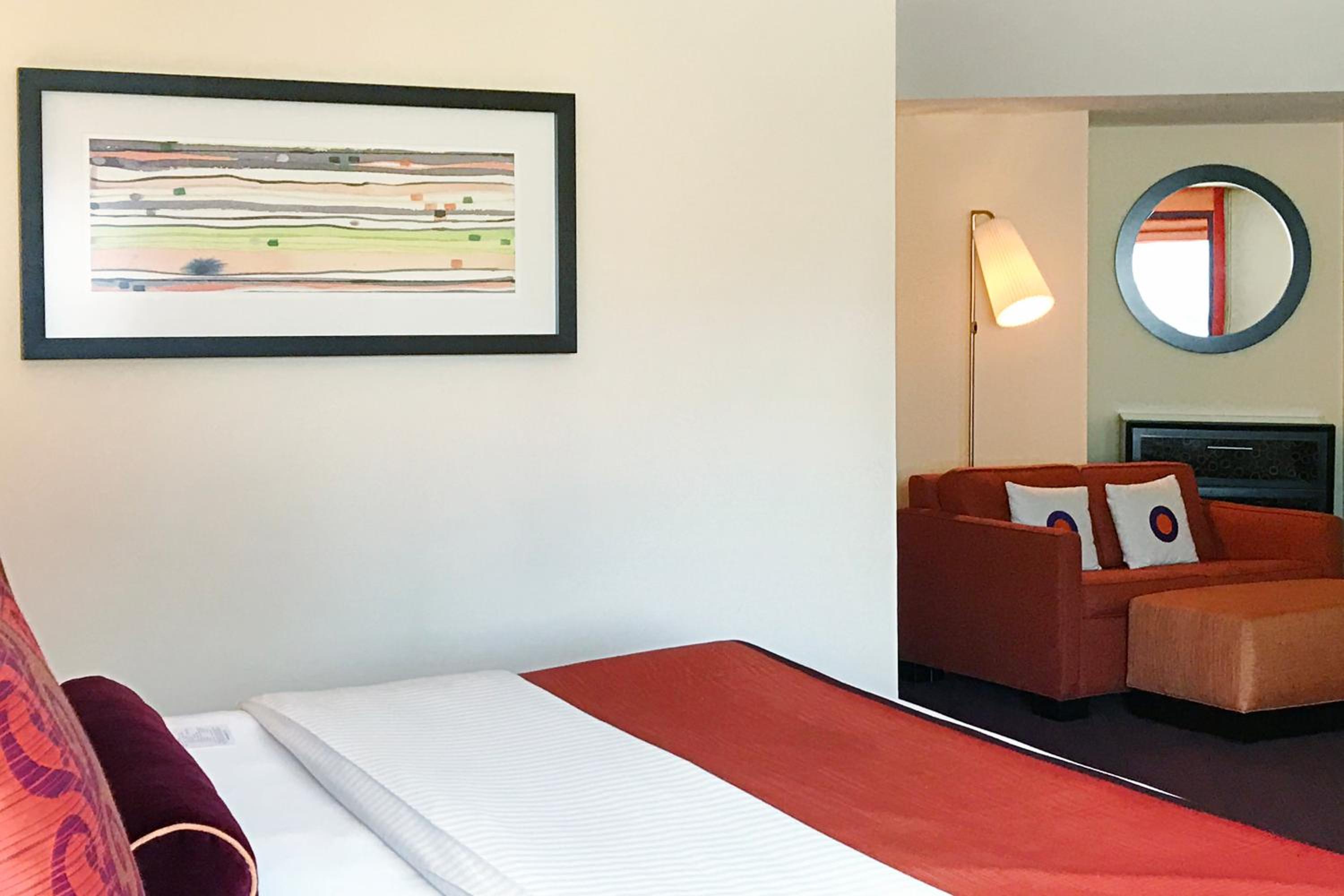 Deluxe King Room with Balcony - Photo 5