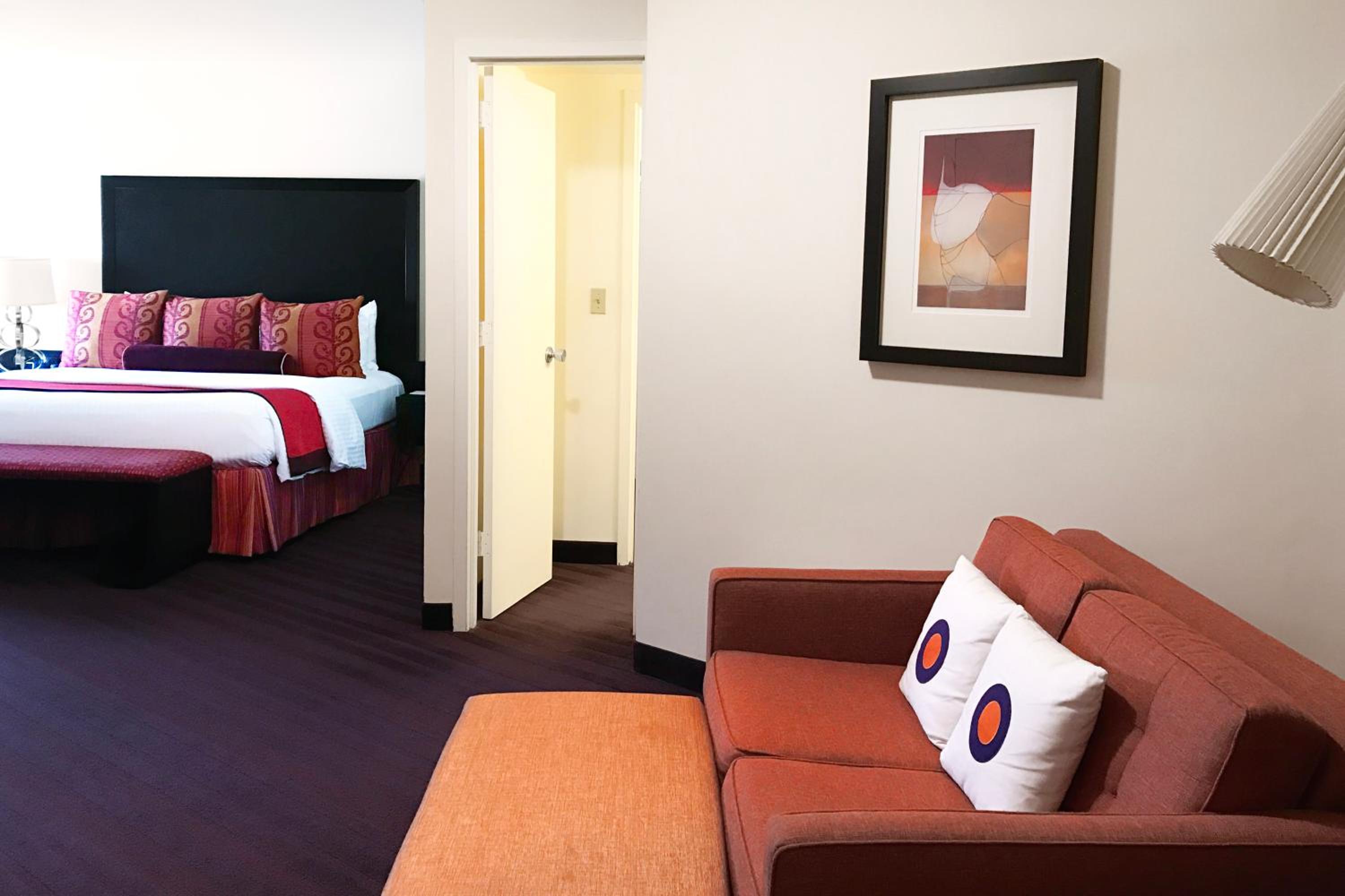 Deluxe King Room with Balcony - Photo 4