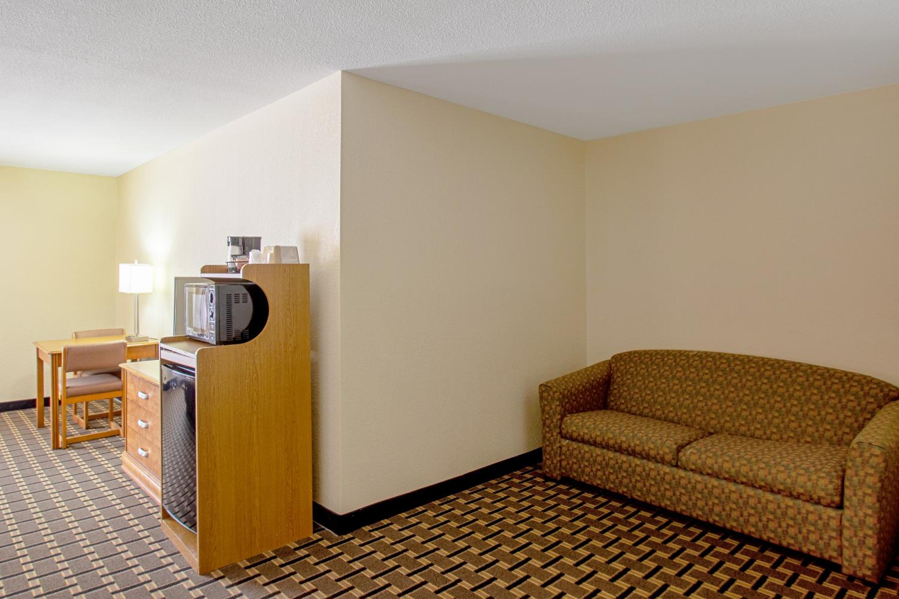 Queen Suite with Two Queen Beds and Sofa Bed - Non-Smoking photo 3
