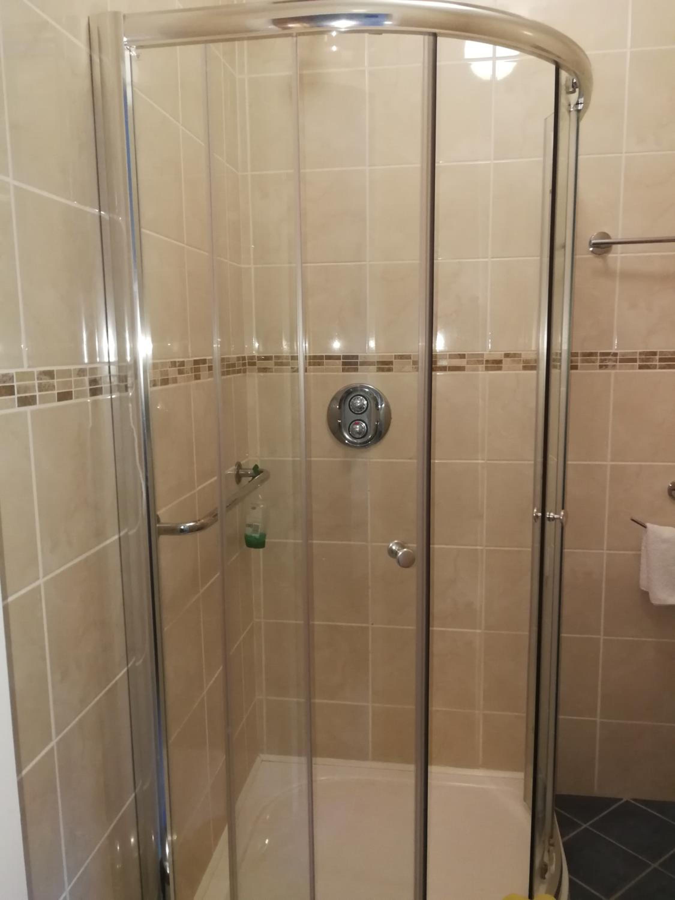 Standard Twin Room with Shared Bathroom photo 2