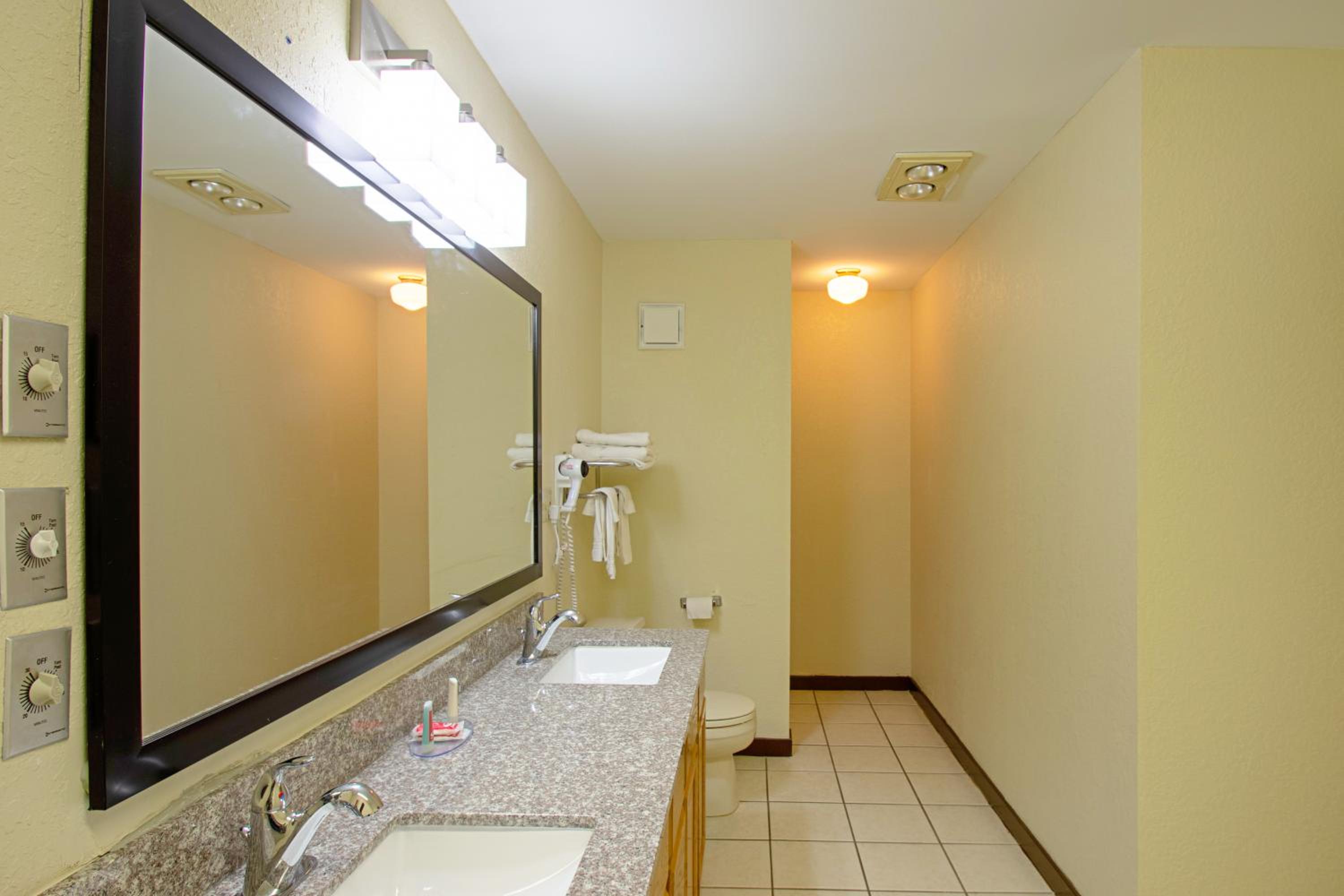 Queen Suite with Two Queen Beds - Non-Smoking photo 1