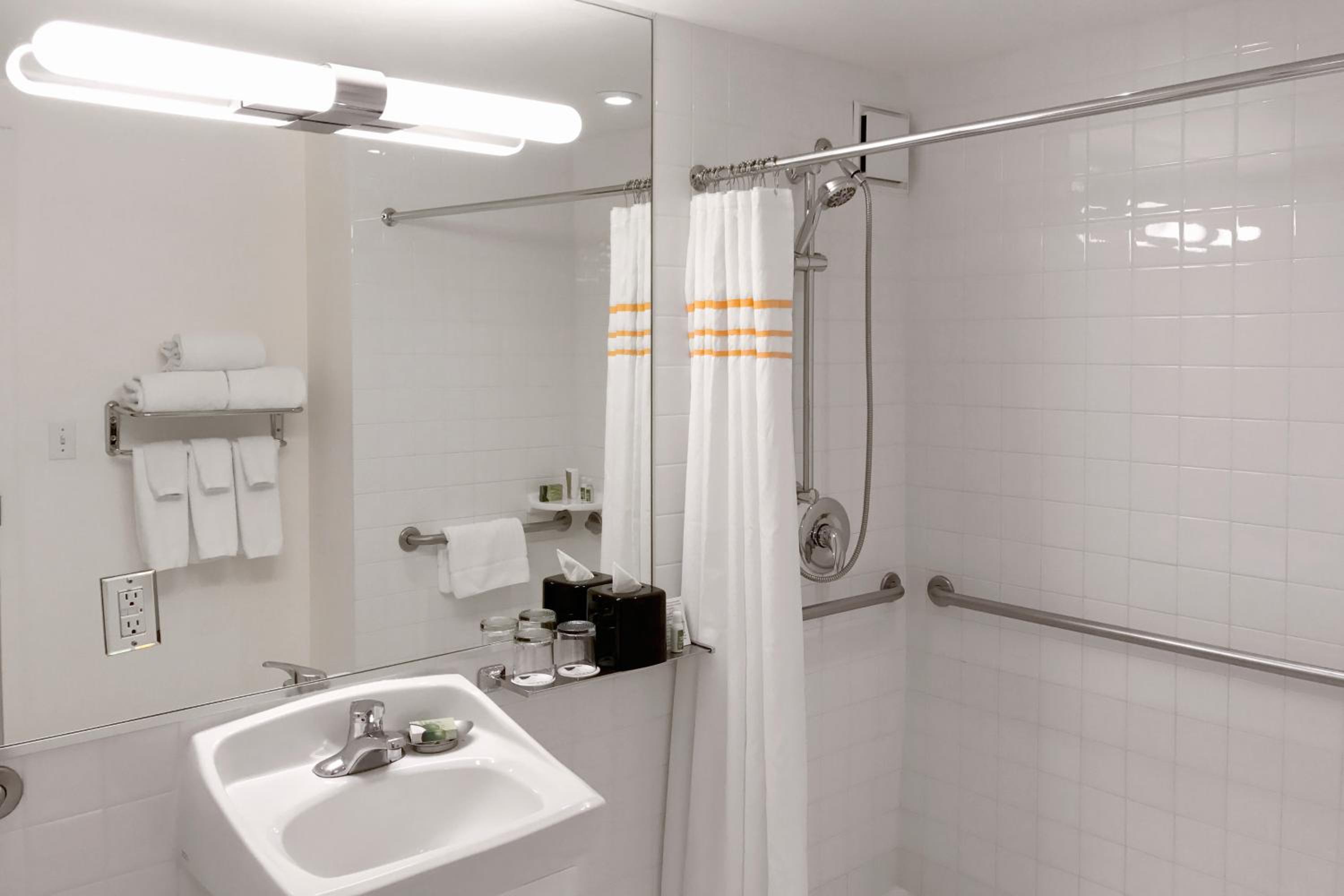Superior Queen Room - Accessible photo 3