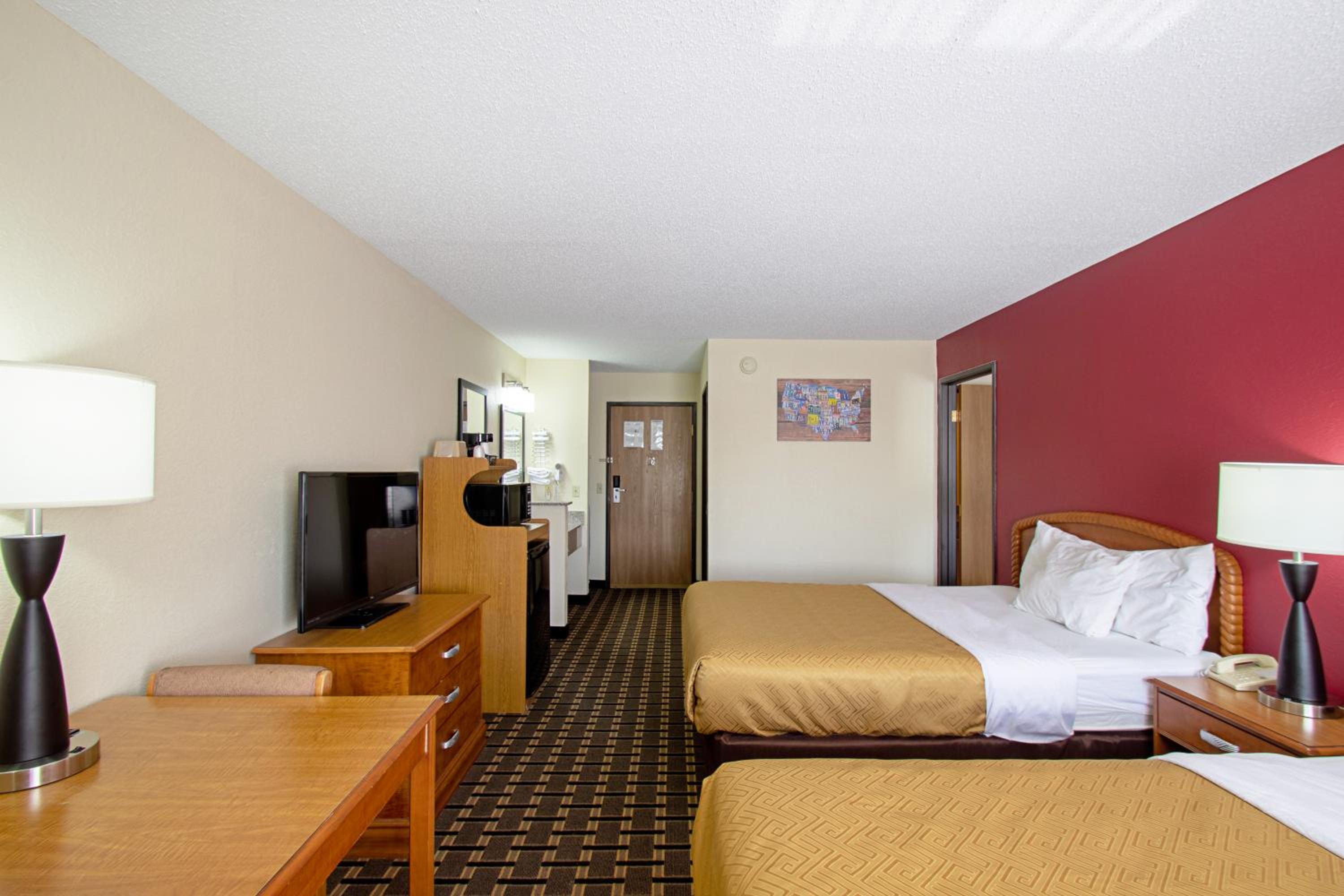Suite with Two Queen Beds and One King Bed - Non-Smoking photo 2