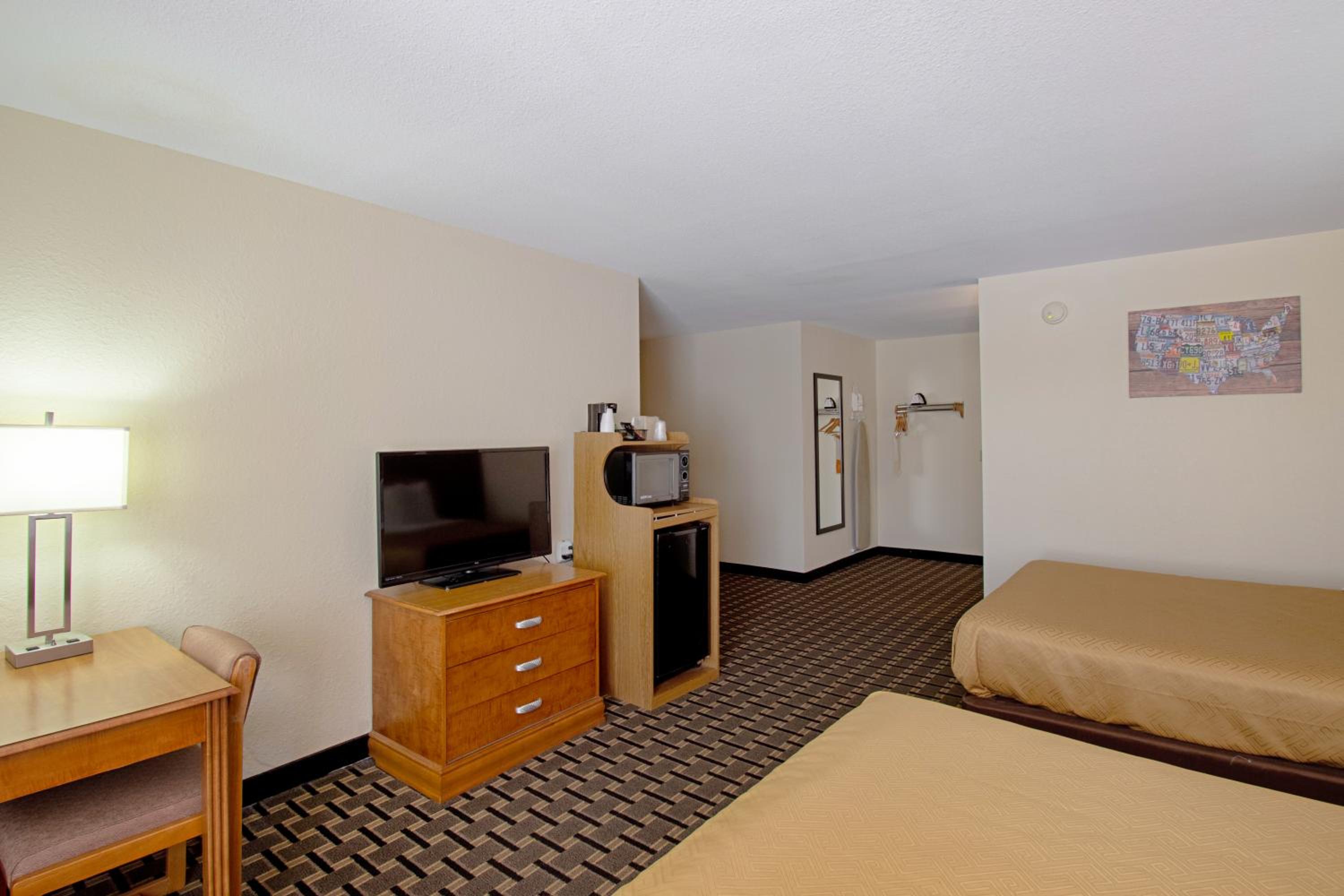 Queen Suite with Two Queen Beds and Sofa Bed - Non-Smoking photo 2