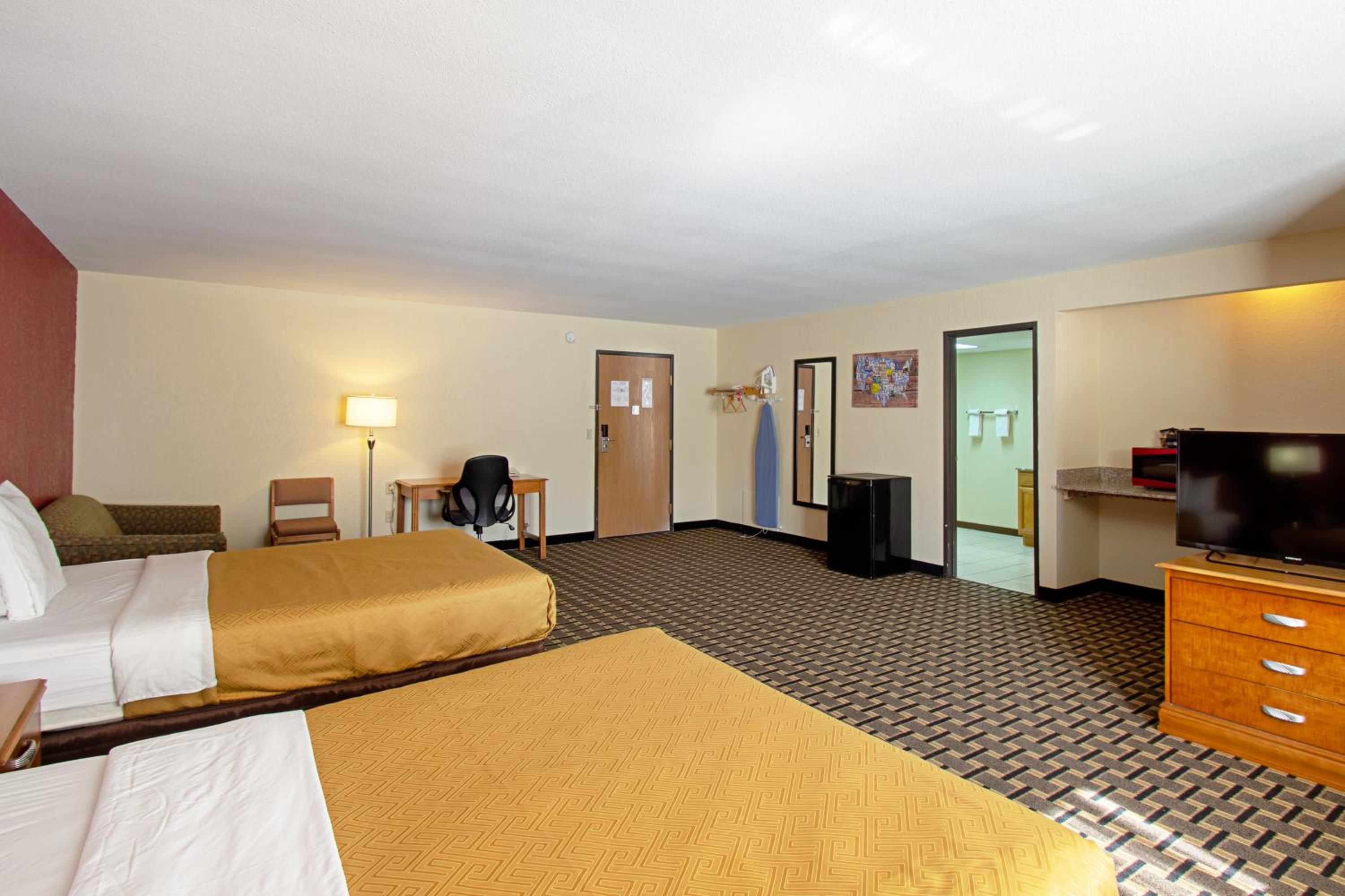 Queen Suite with Two Queen Beds - Non-Smoking photo 2