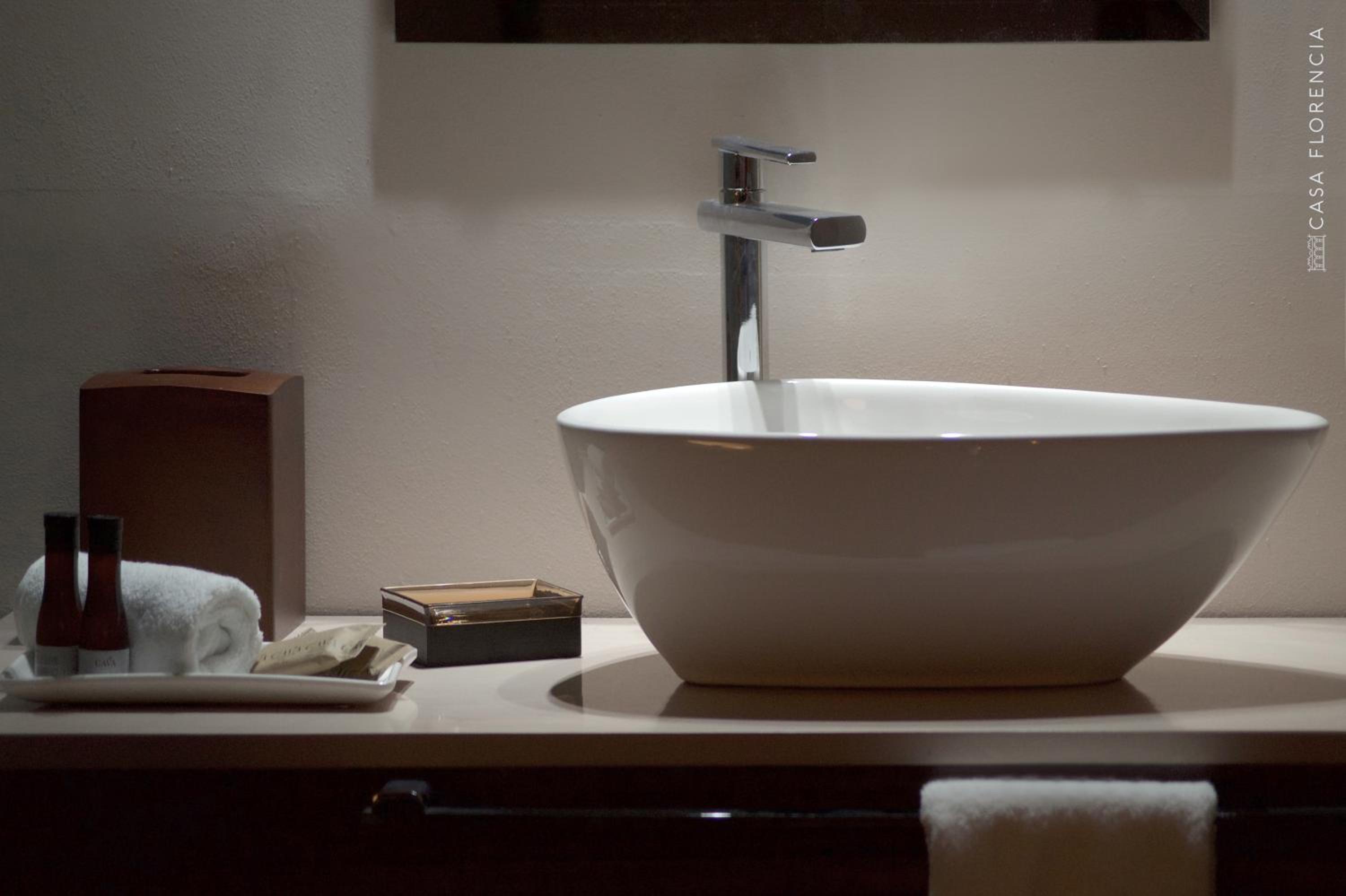 Deluxe King Suite - Photo 6