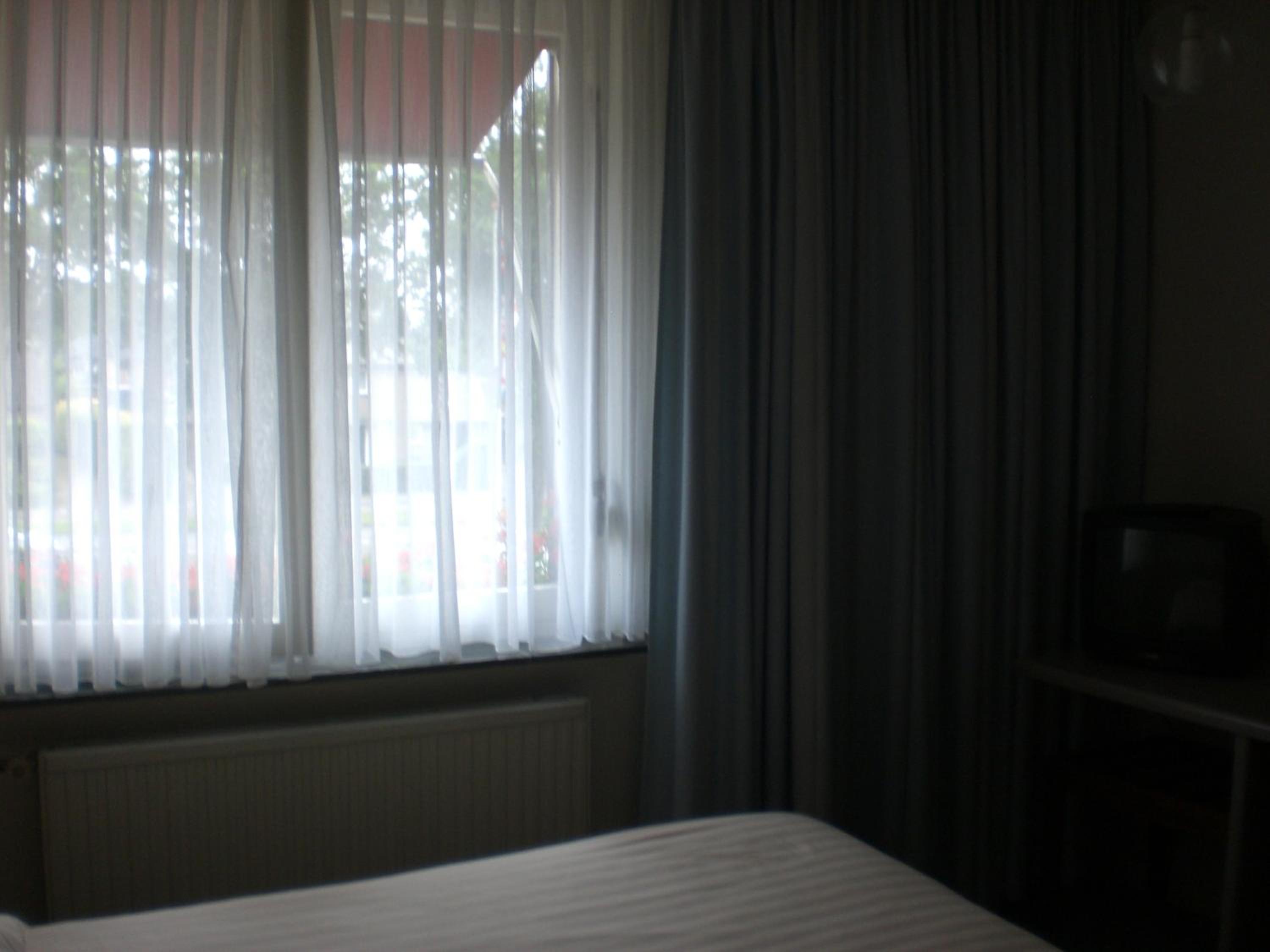 Standard Twin Room - Photo 7