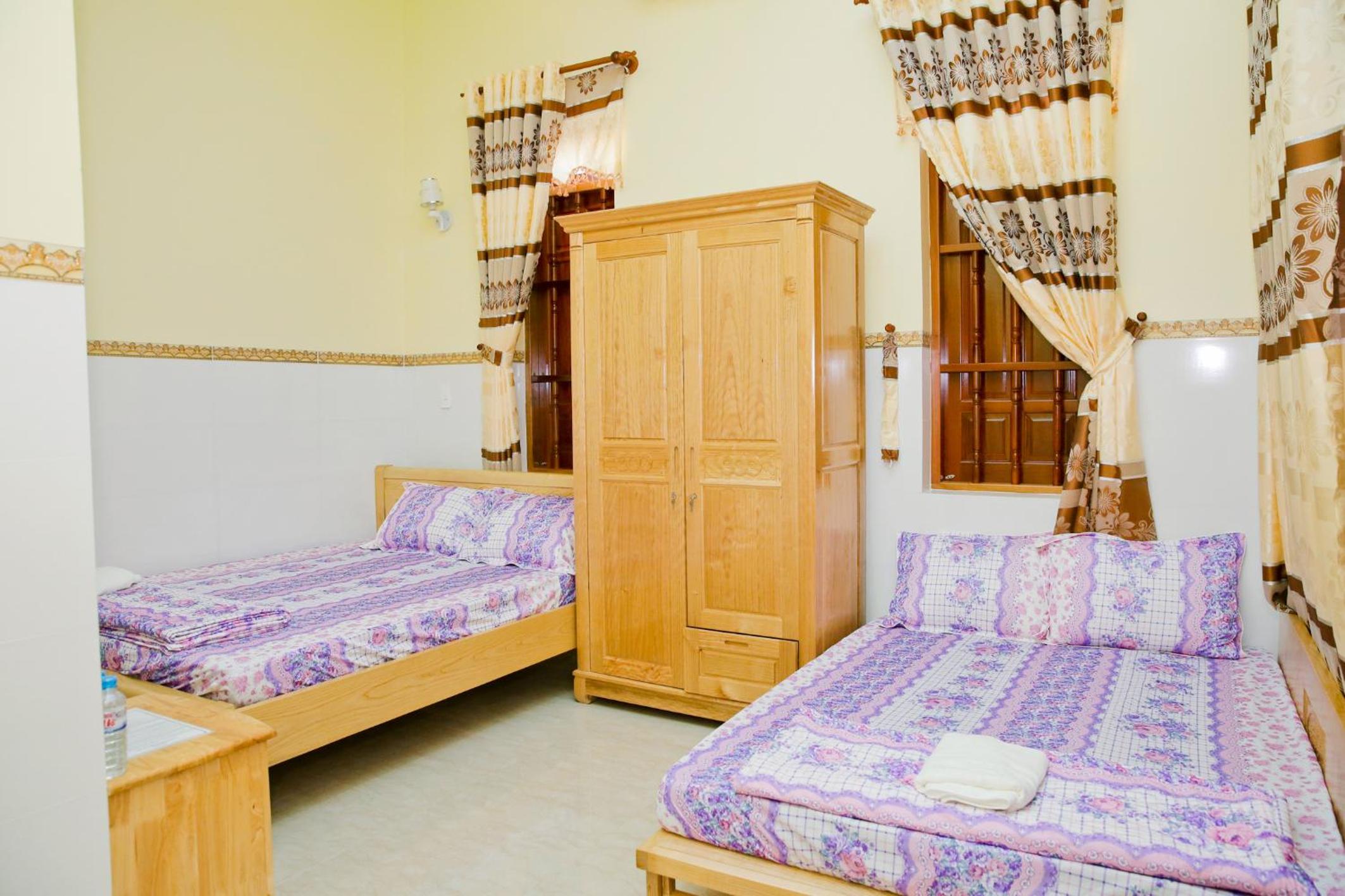 Quadruple Room with Private Bathroom - Photo 3