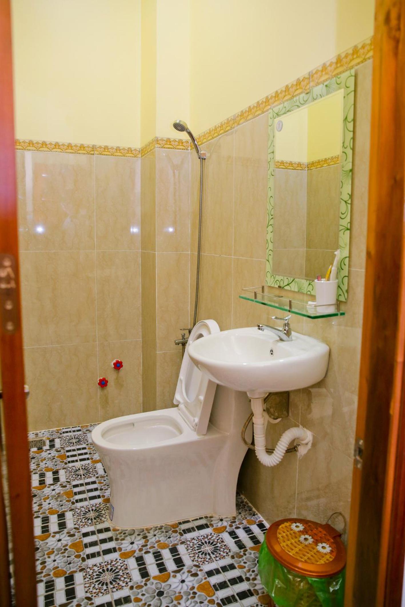 Quadruple Room with Private Bathroom - Photo 4