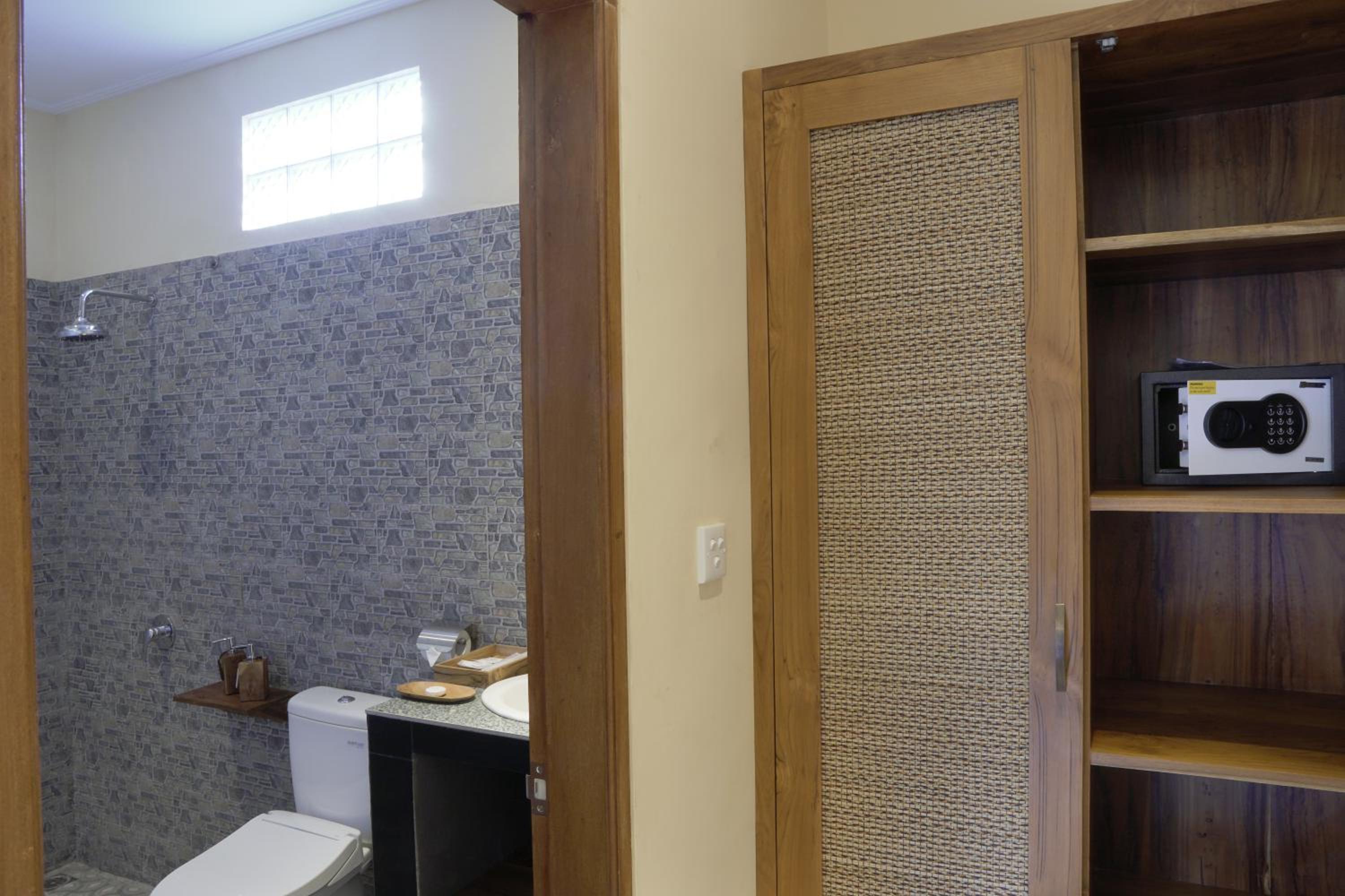 Deluxe Double Room with Balcony - Photo 11