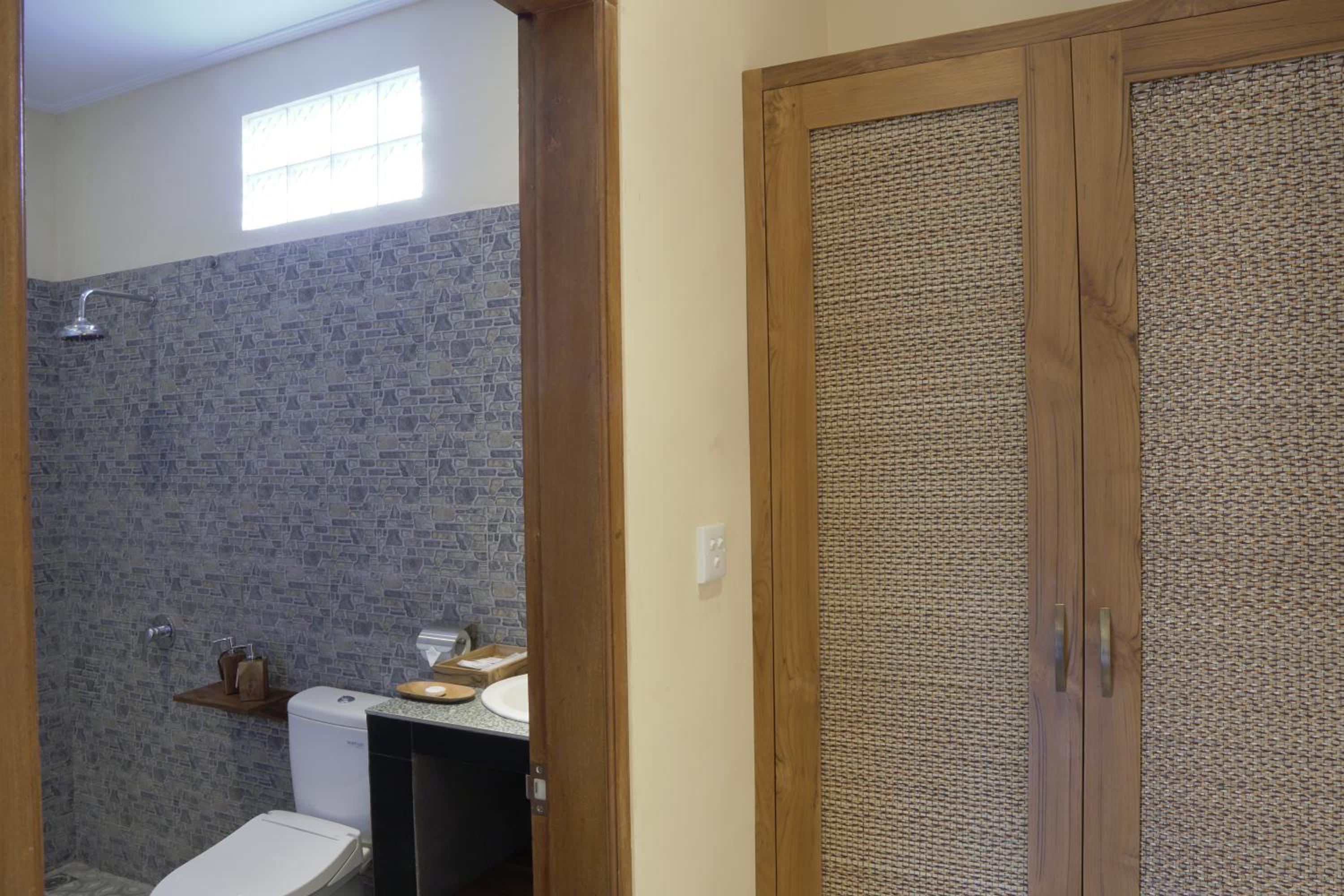 Deluxe Double Room with Balcony - Photo 21