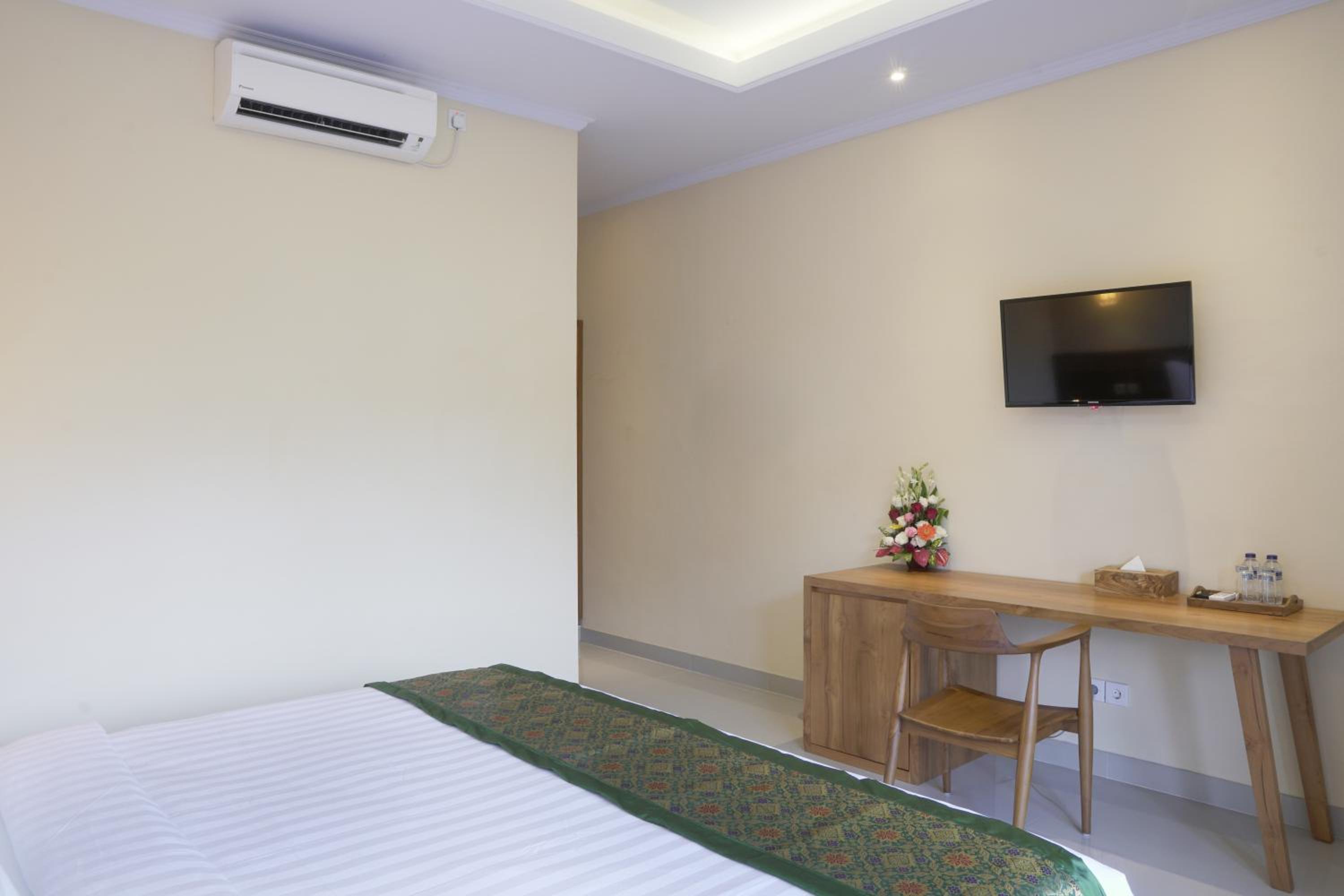 Deluxe Double Room with Balcony - Photo 20